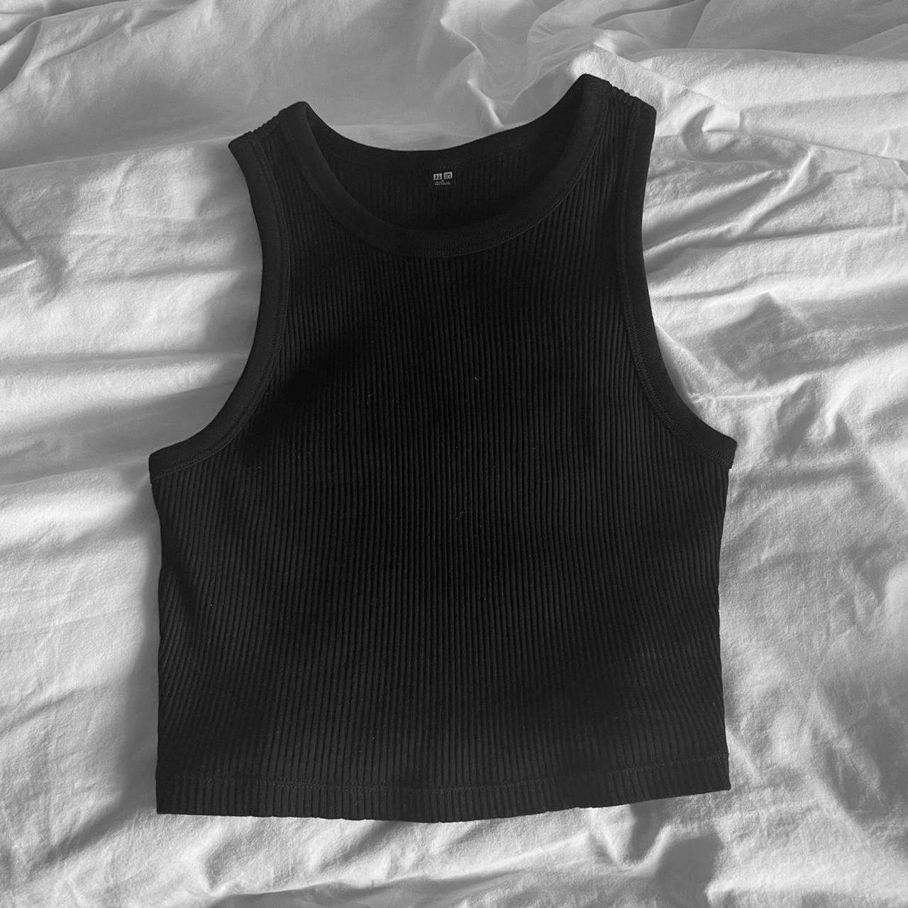 UNIQLO Women's Black Vest Depop