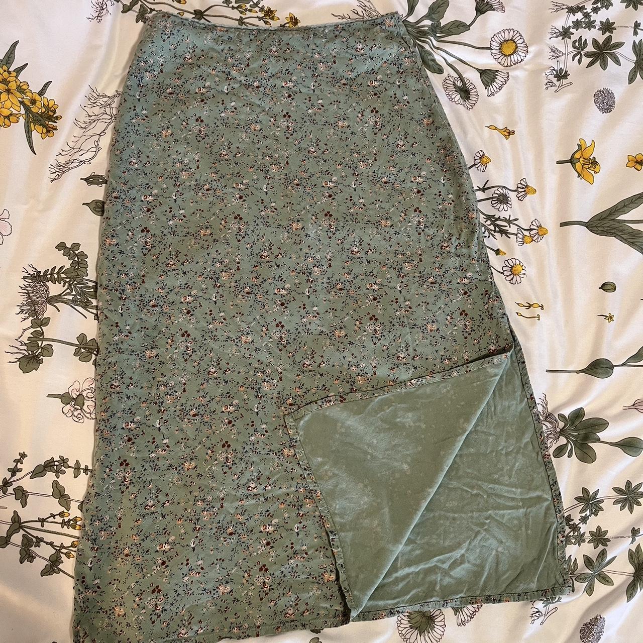Brandy Melville midi skirt ⭐️ - super cute pattern -... - Depop