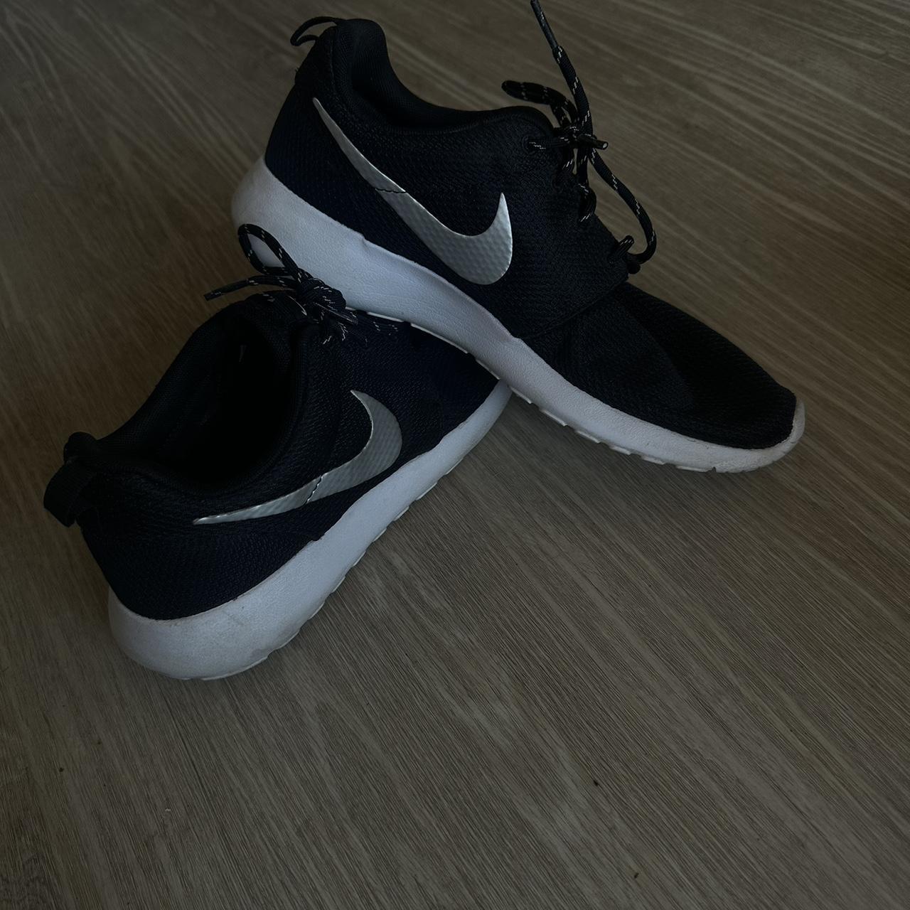 All black nike roches hotsell