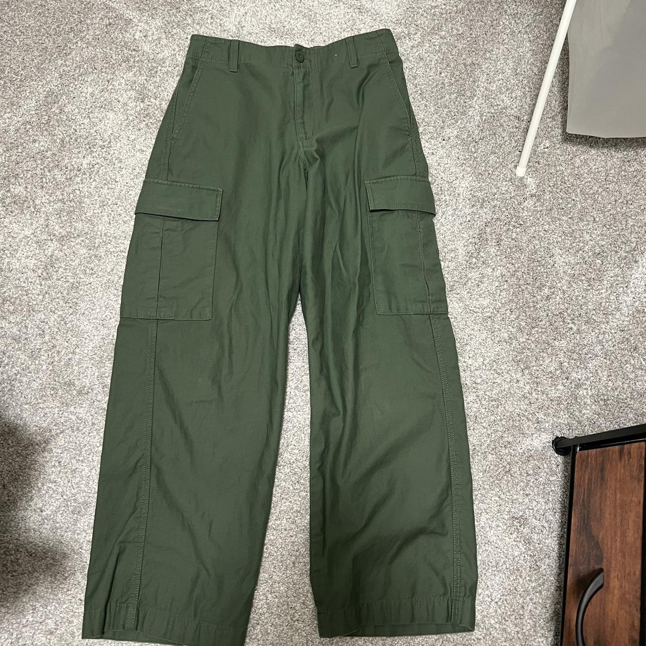 UNIQLO OLIVE GREEN CARGO PANTS Retails for 50$ no... - Depop