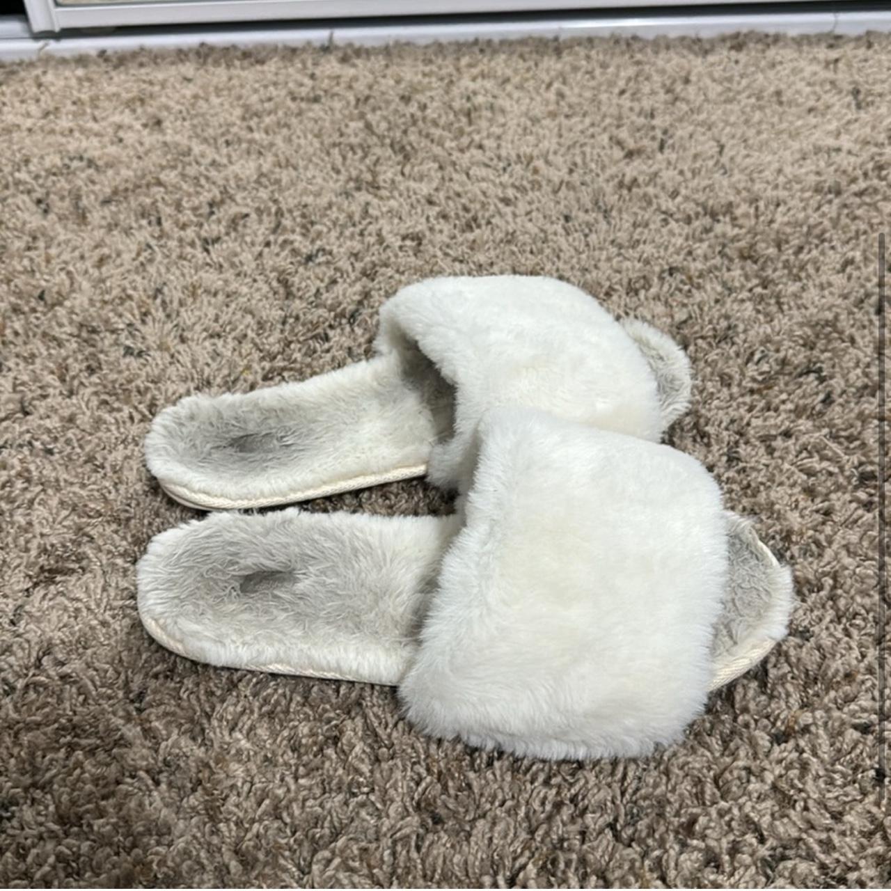 Skims Fluffy Slides Gently used They are pretty - Depop