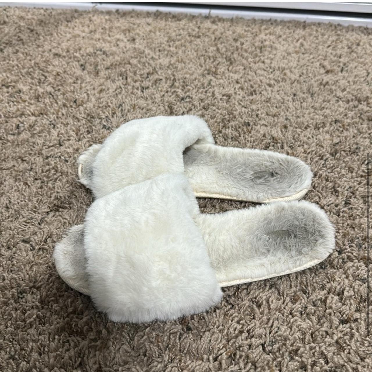 Skims Fluffy Slides Gently used They are pretty - Depop