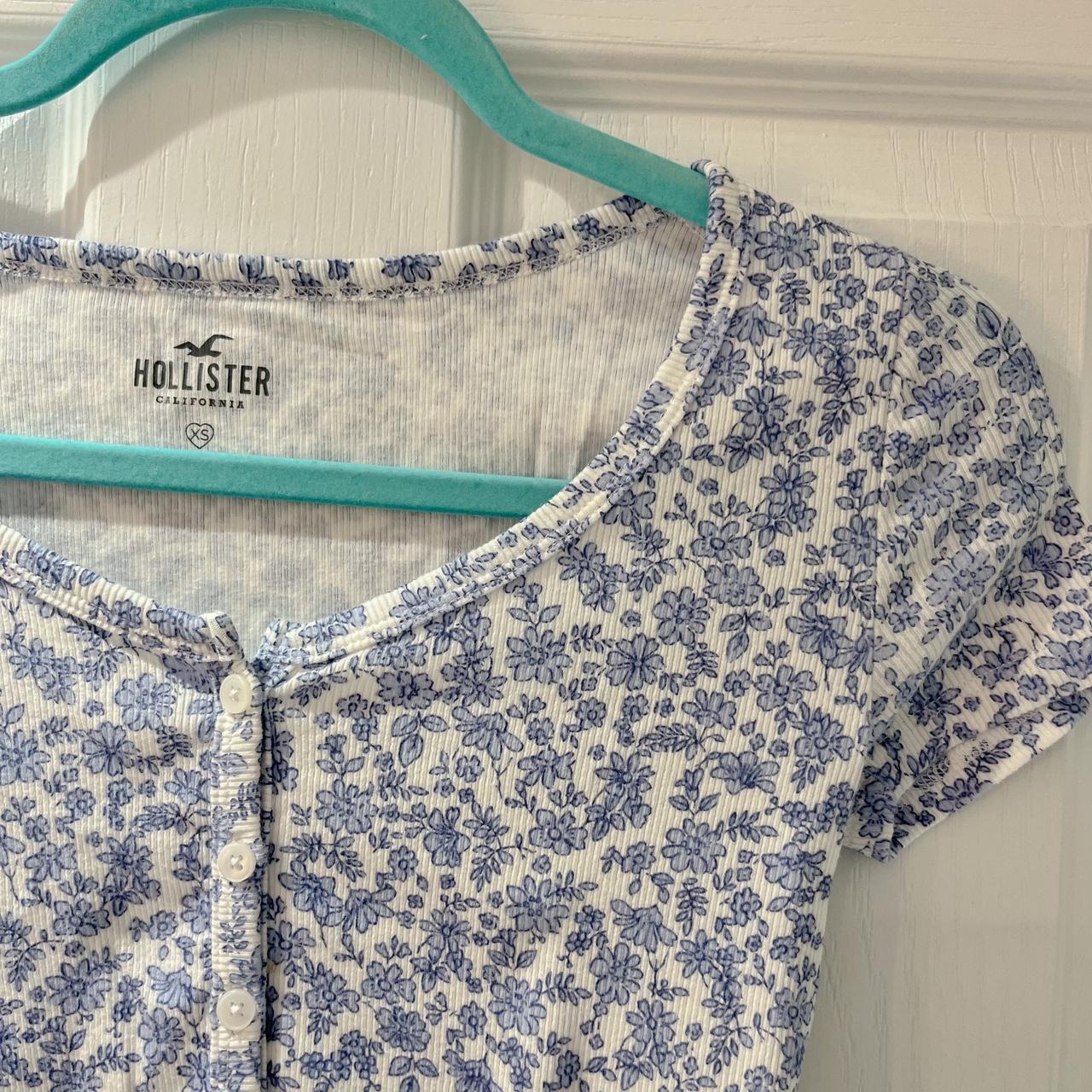 ~blue top with white flowers ~hollister ~size xs... - Depop