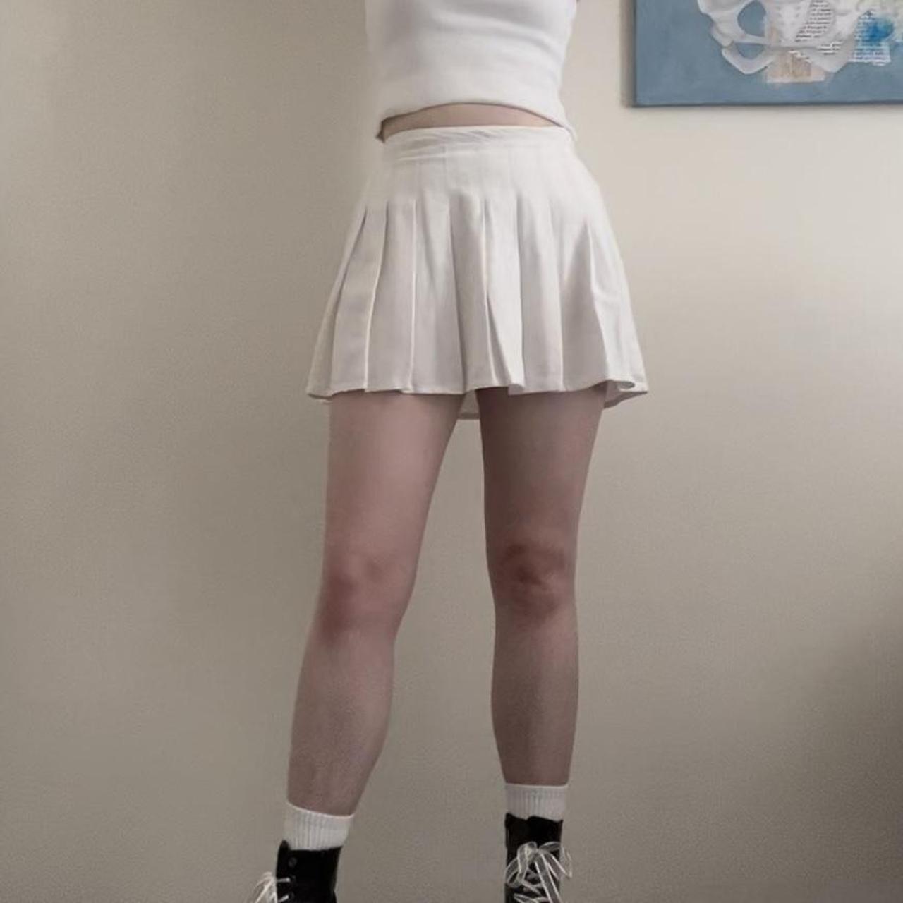 White pleated mini skirt 🪩, Shown on an Au size