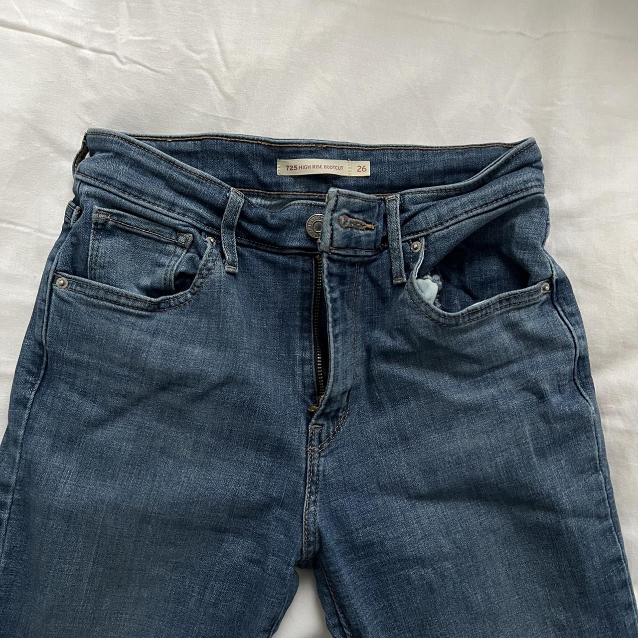 levi’s 725 high rise boot cut jeans size 26 (fits... - Depop