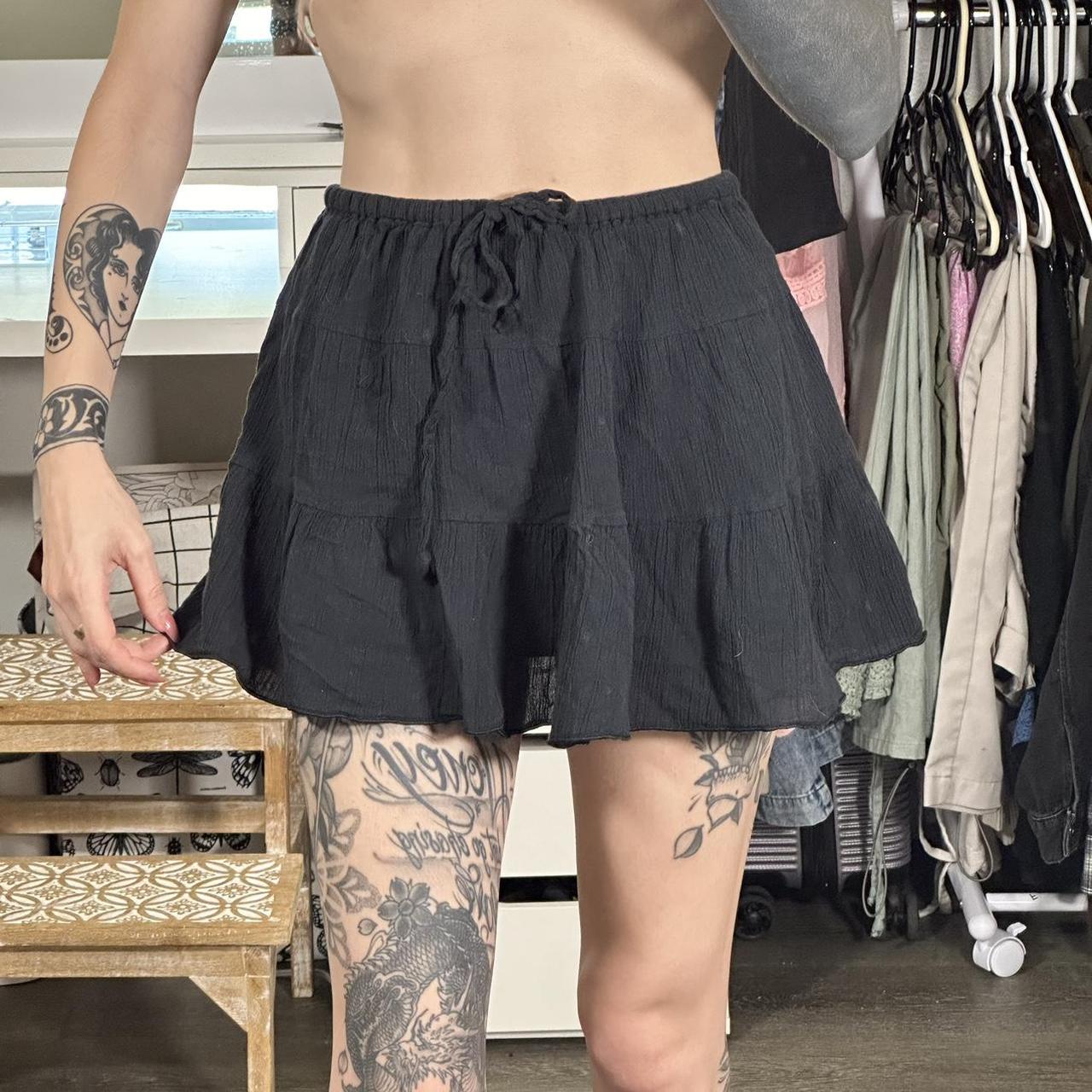 Elastic black flowy mini skirt best sale