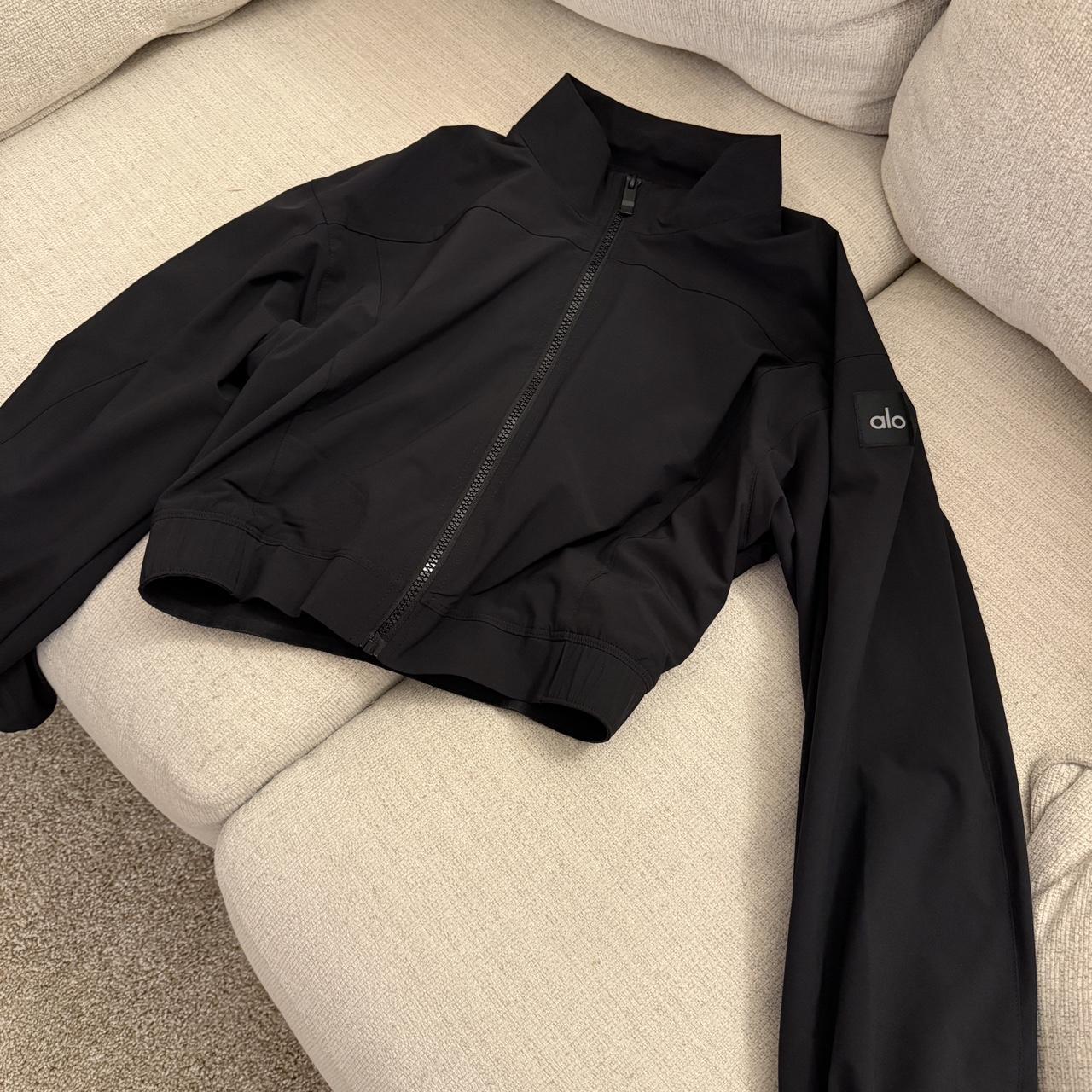 alo yoga ♡XS 黒ジャケット　ショート丈　ライトアウター　クロップド丈 alo yoga ♡XS 黒ジャケット ショート丈 ライトアウター クロップド丈