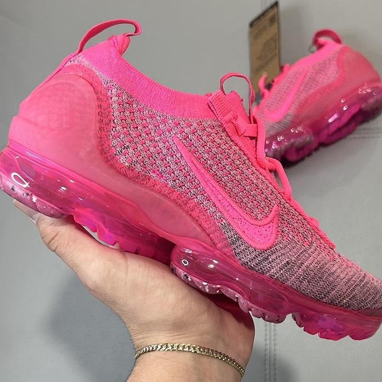 Vapormax on sale trainers pink