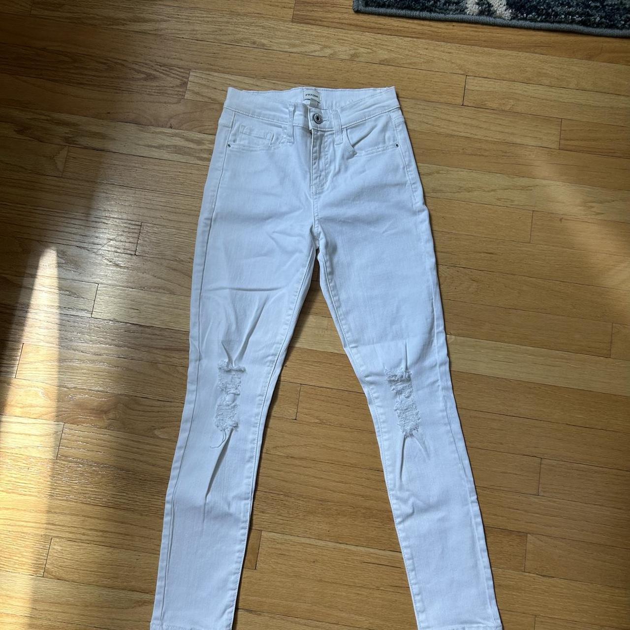 sneak peek white denim jeans size- 0 - Depop