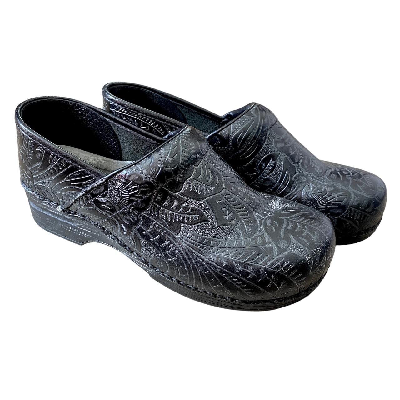 Dansko black hot sale clogs