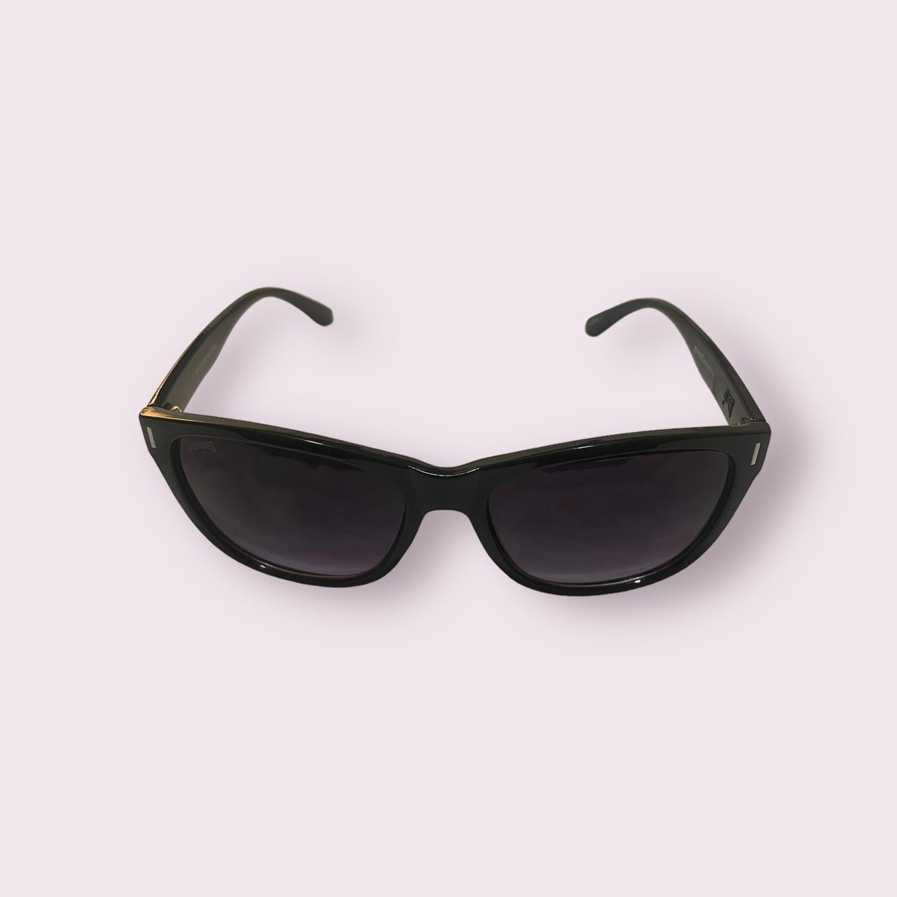 Pugs top women's sunglasses