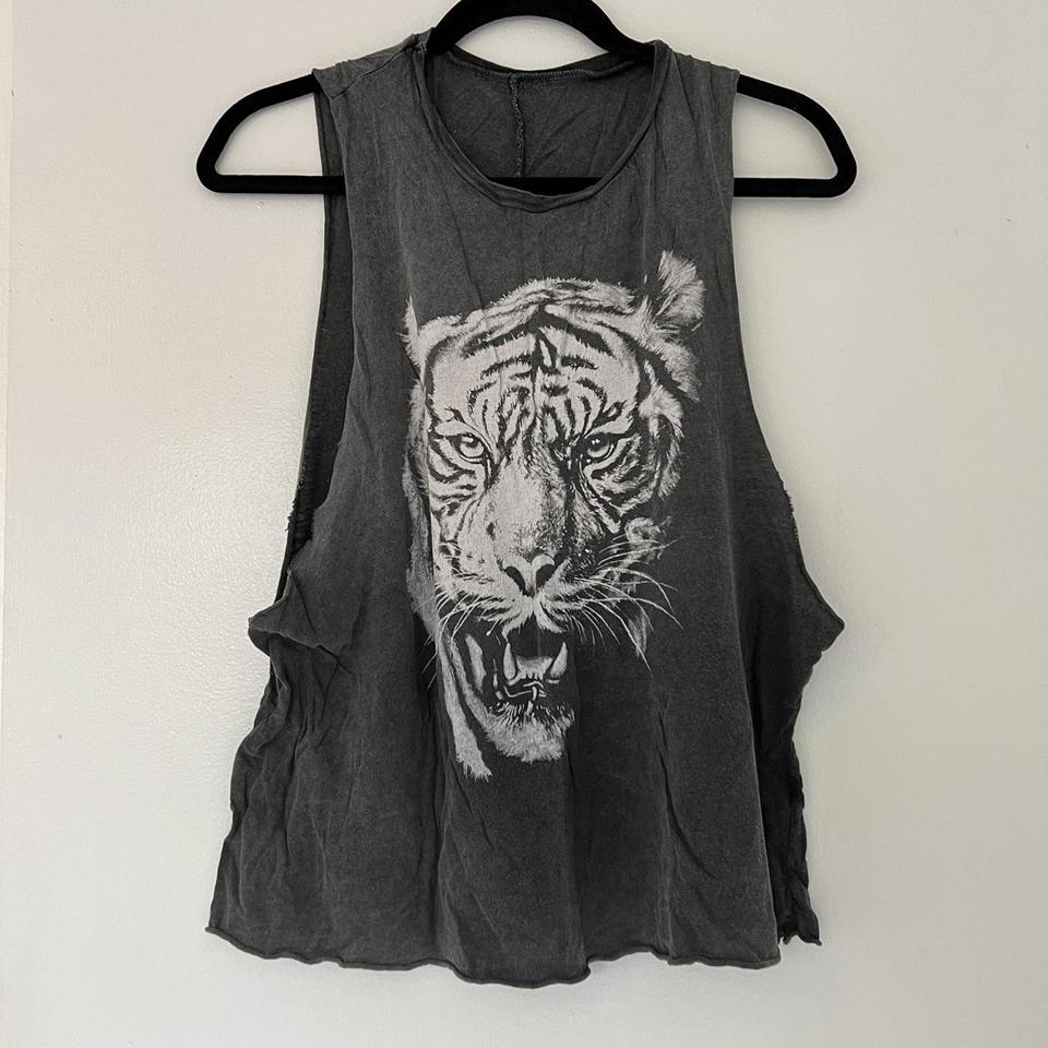 Super cool tiger/lion t shirt! This is so nice and I - Depop