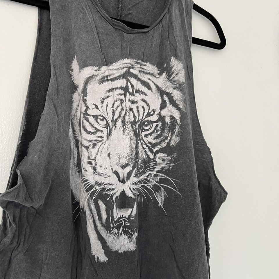 Super cool tiger/lion t shirt! This is so nice and I - Depop