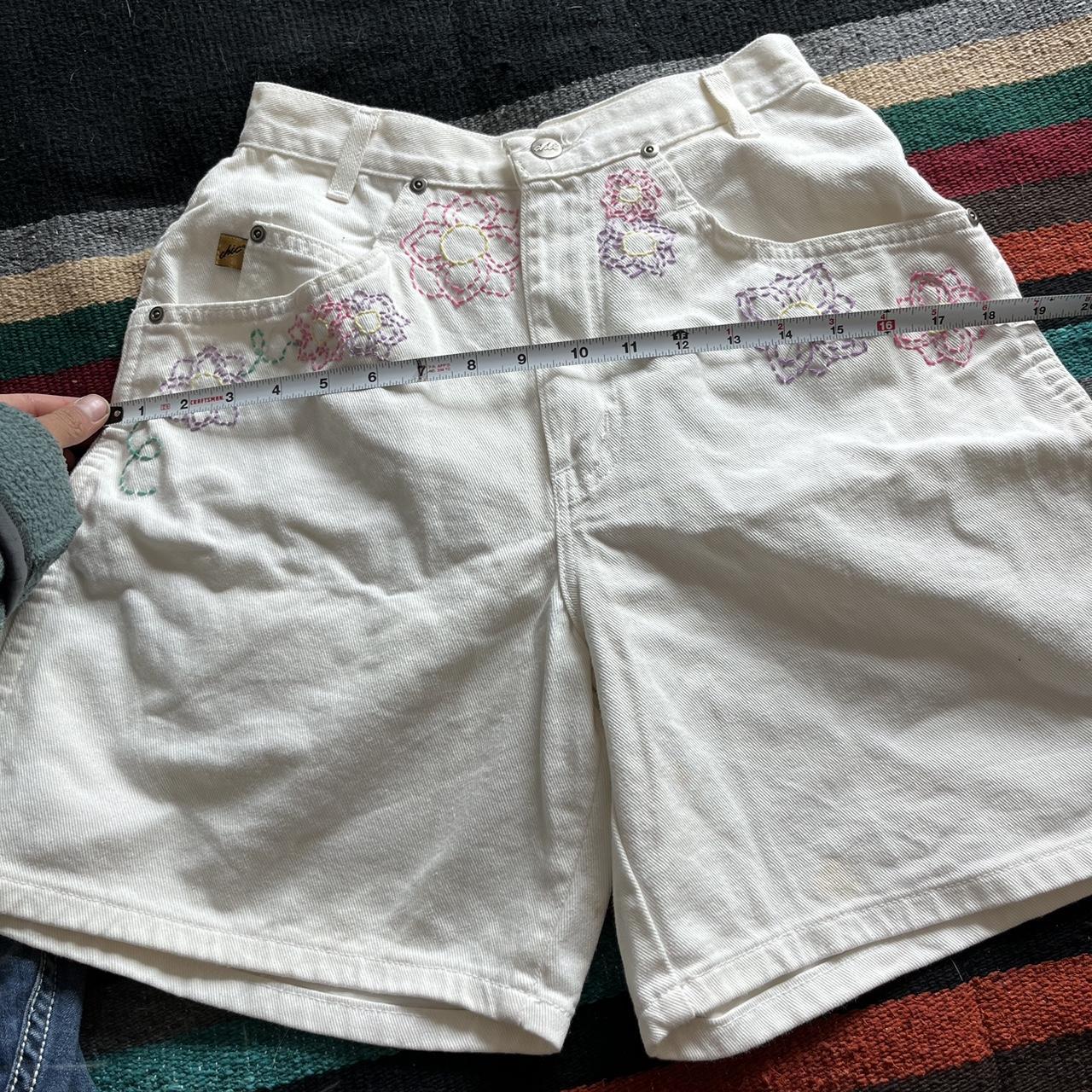 Chic Women's White and Pink Shorts (5)