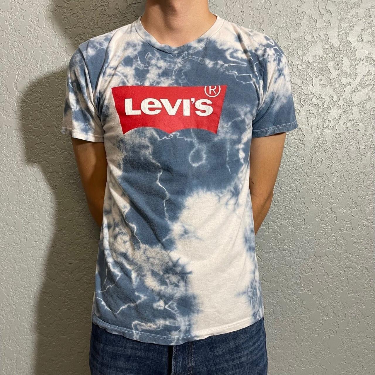 Levi s Men s T Shirt Size Medium Model is 5 11 Depop