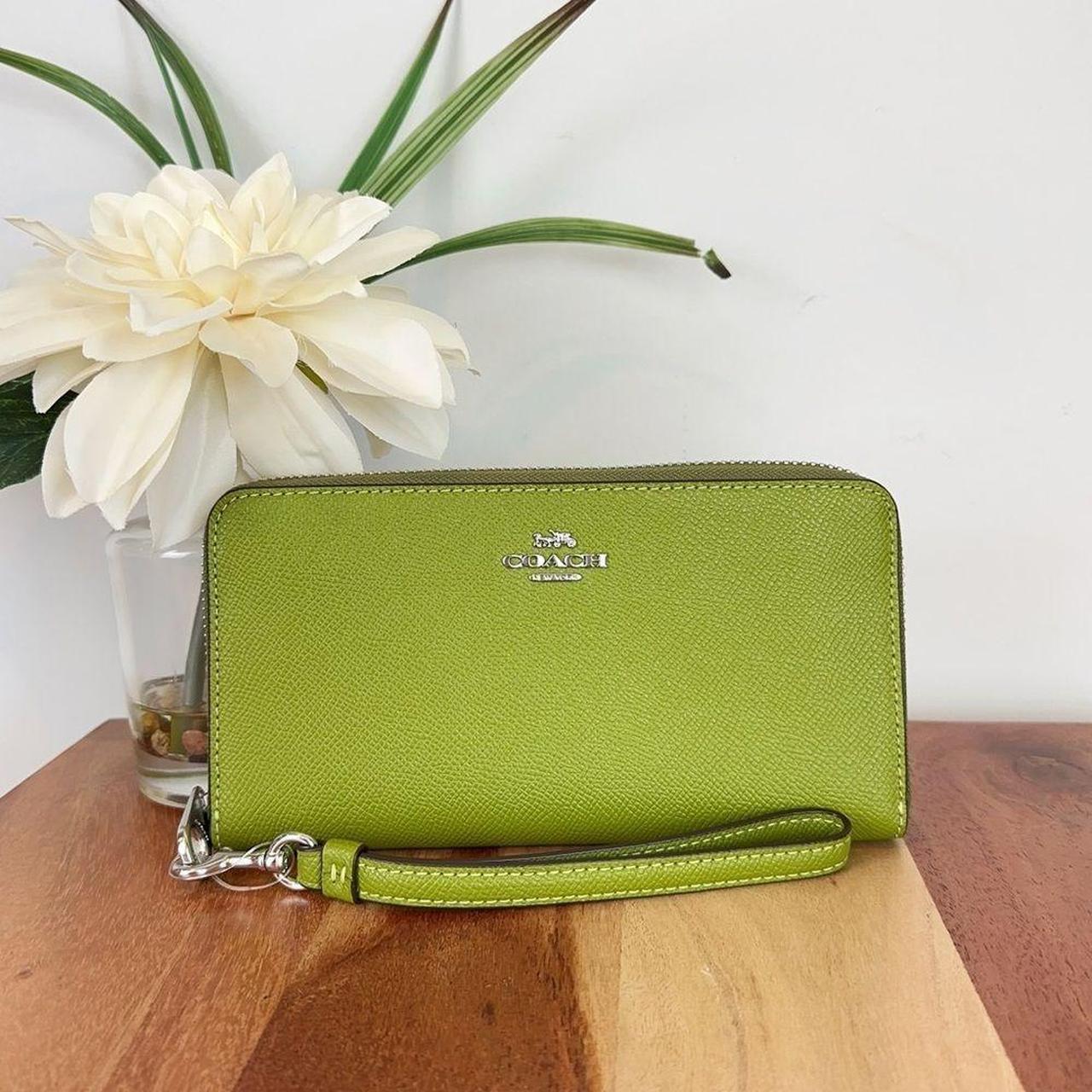 Coach Medium Zip Around Green deals with SV