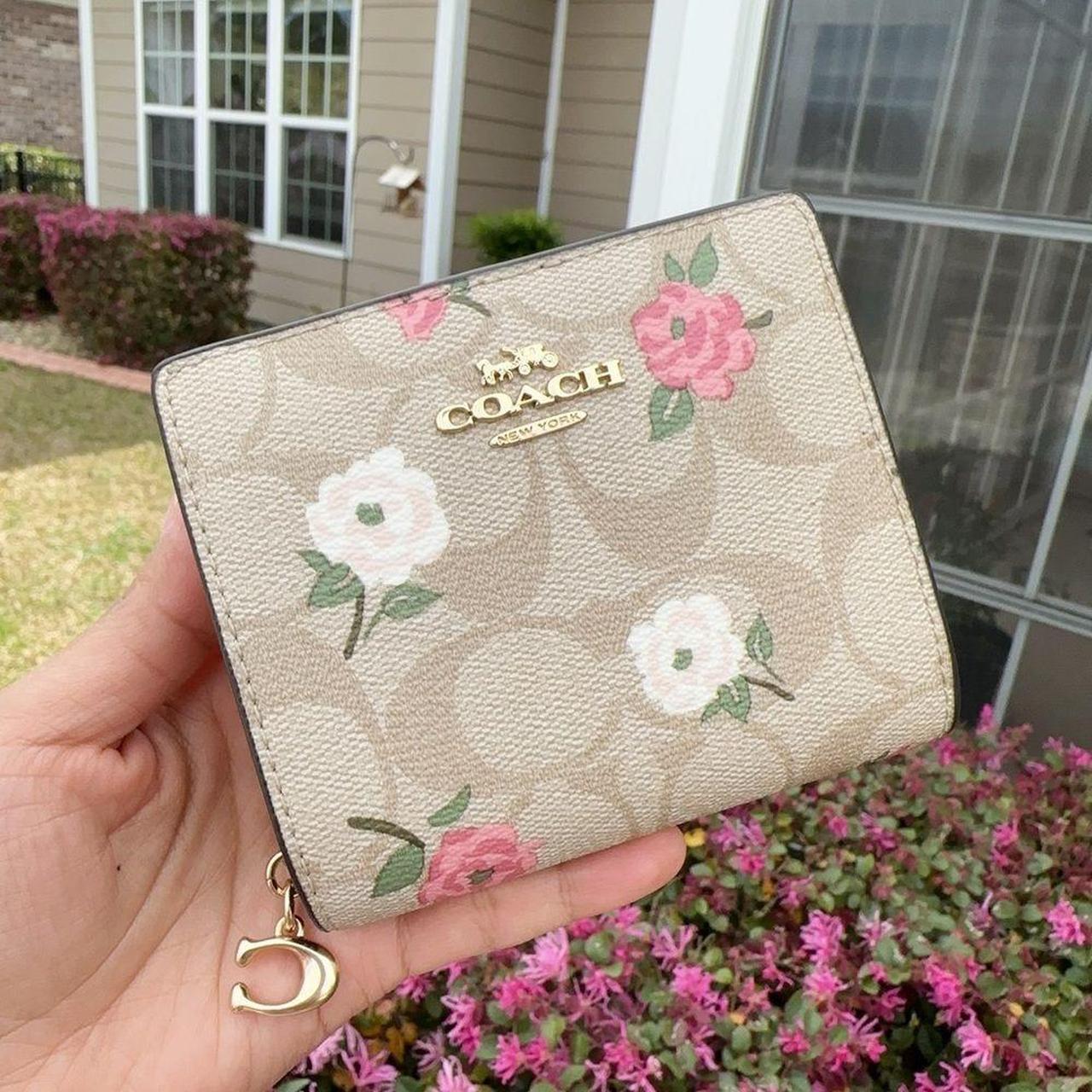 Nwt Coach snap wallet outlet in signature leather