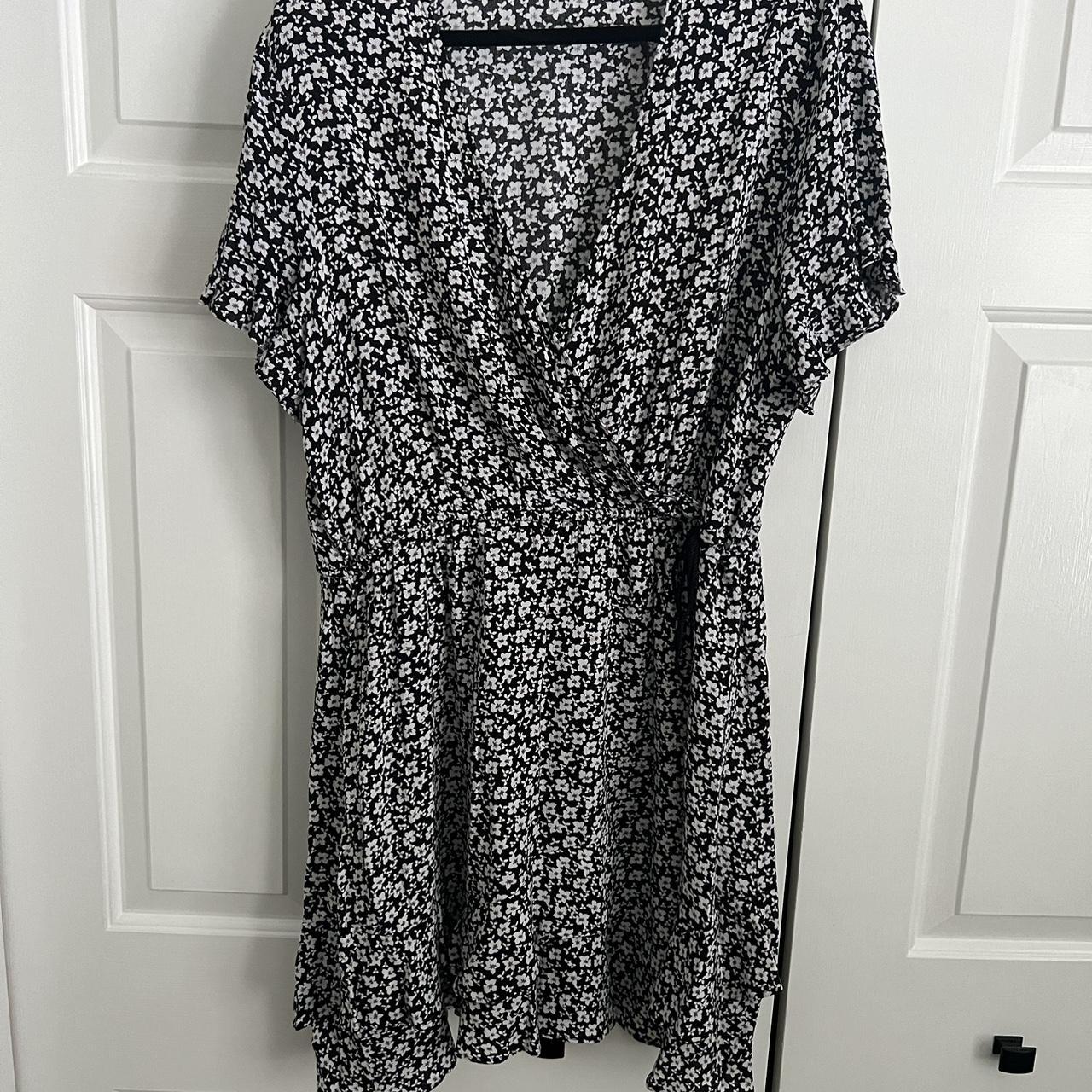 LOFT Beach Floral Wrap Dress XL - Depop