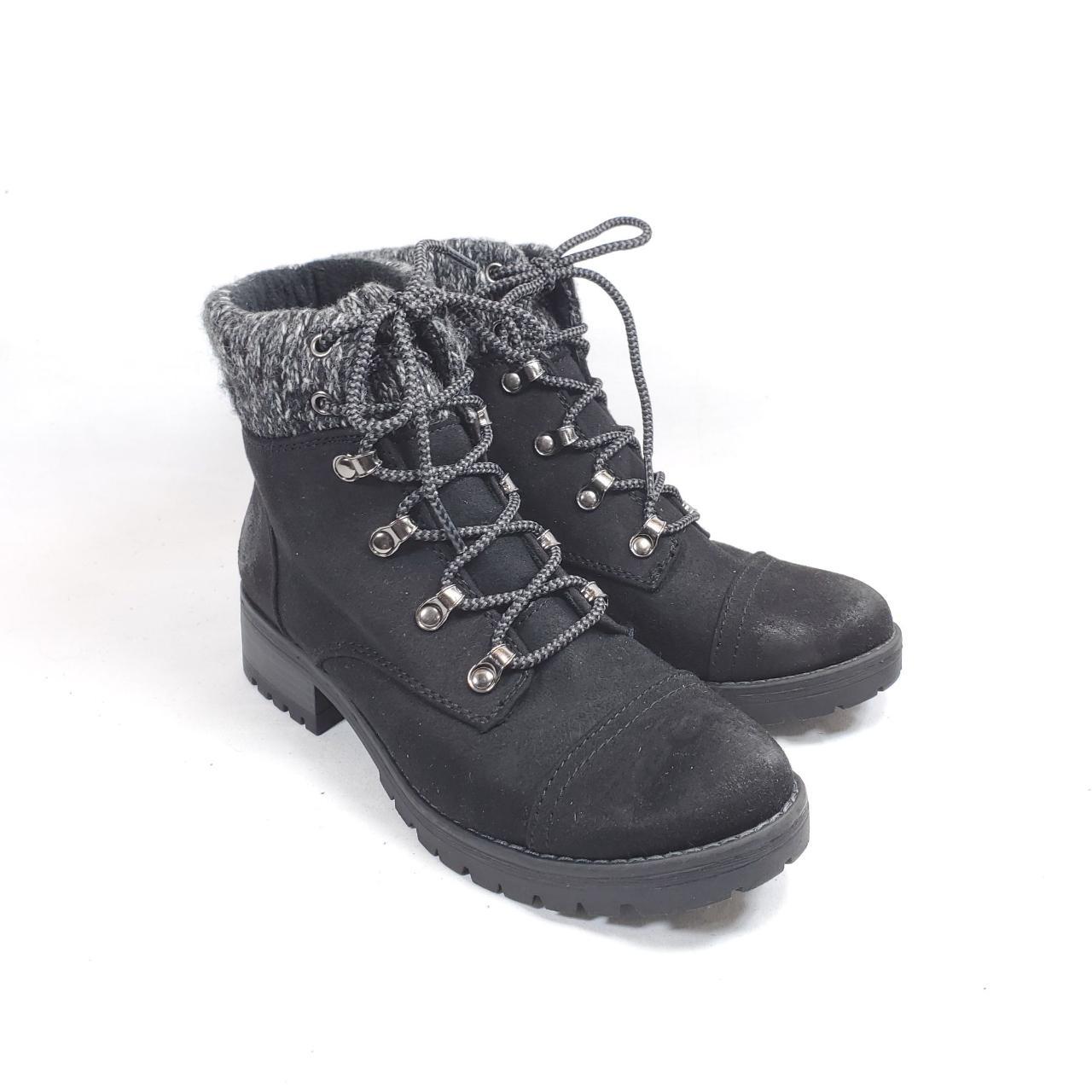 Universal thread deals combat boots