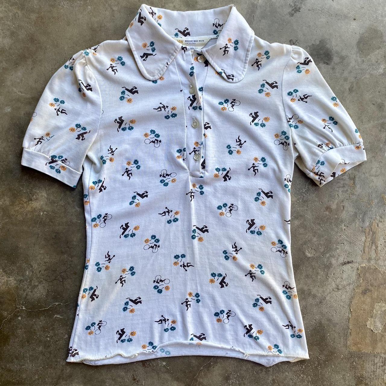 White polo shirt outlet with light blue horse