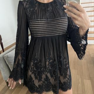 BCBG beautiful lace dress Size small but fits Depop