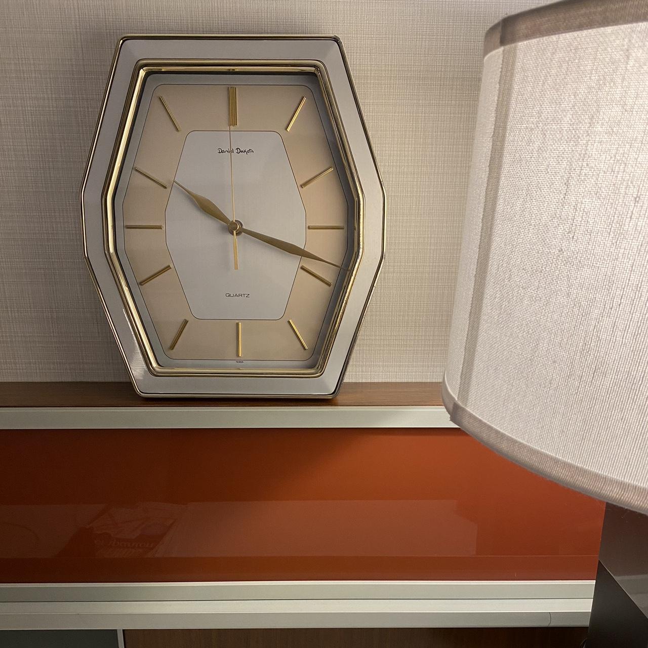 Antique clock, no flaws, uses battery(3... Depop