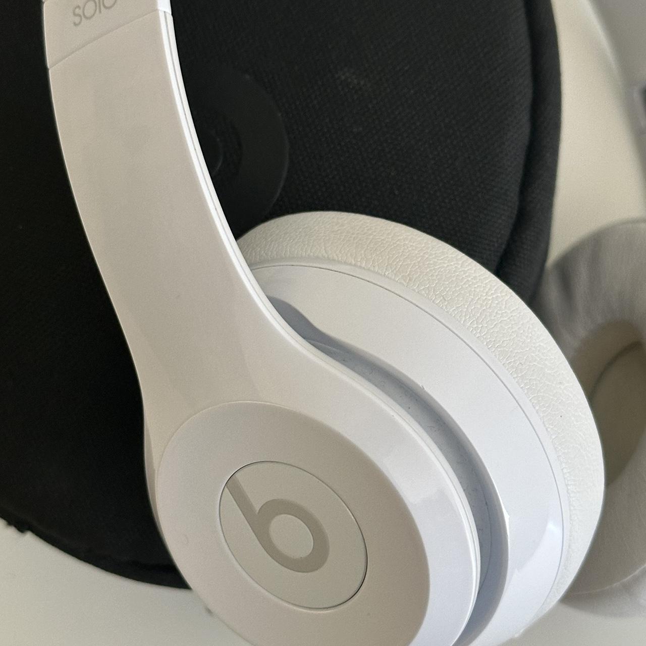 WHITE SOLO BEATS 2 WIRELESS PLEASE NOTE THERE IS A... - Depop