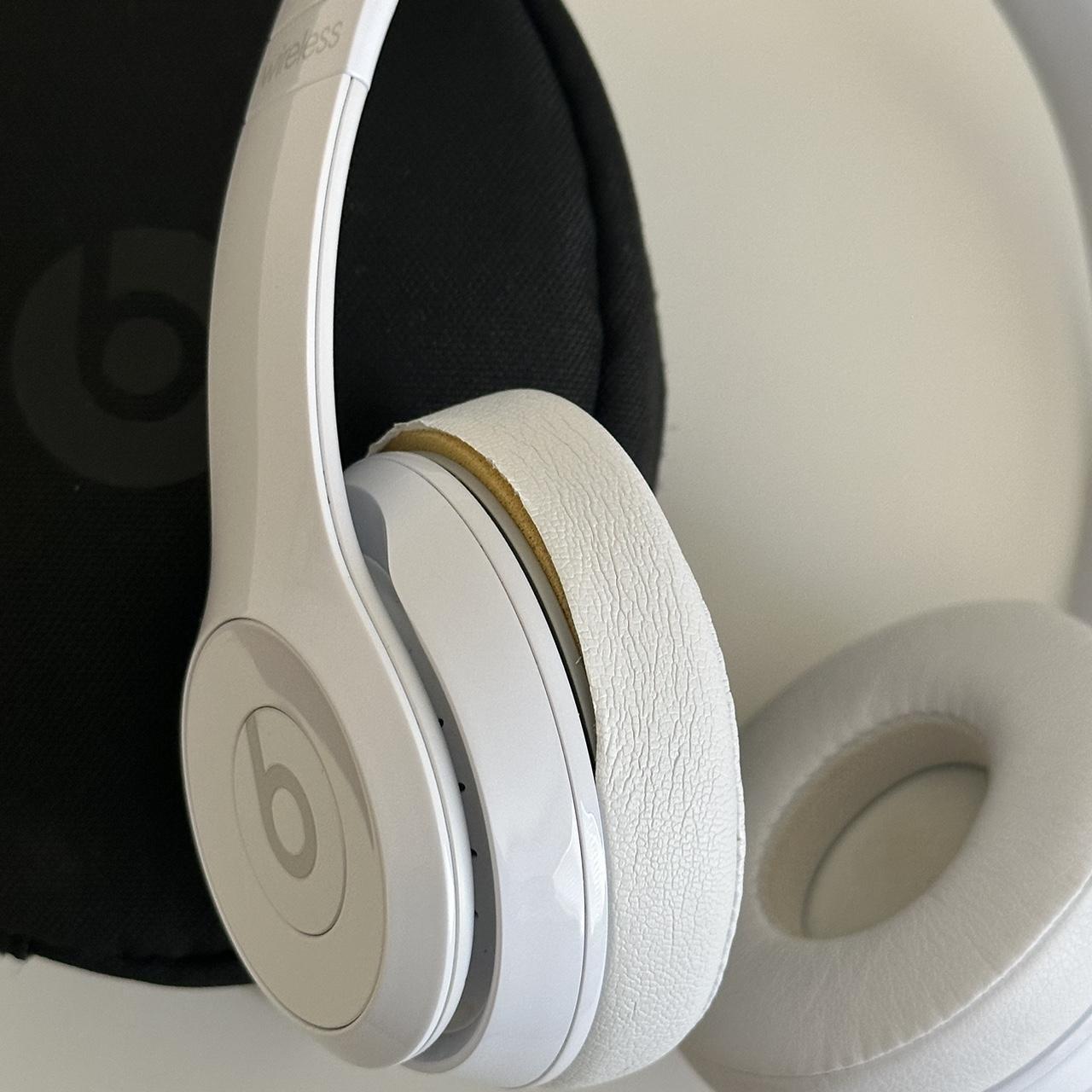 WHITE SOLO BEATS 2 WIRELESS PLEASE NOTE THERE IS A... - Depop