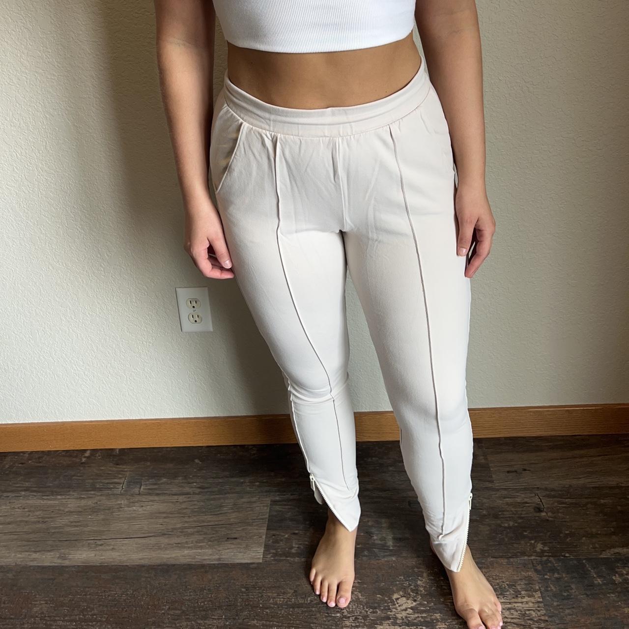 Alo Yoga cream bone joggers. In great condition