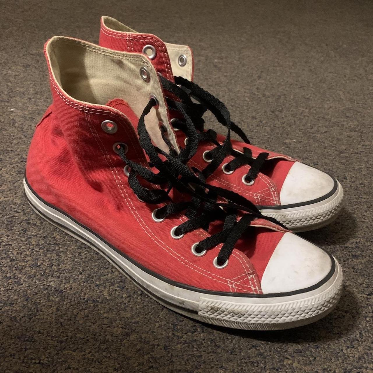 Red converse shop black laces