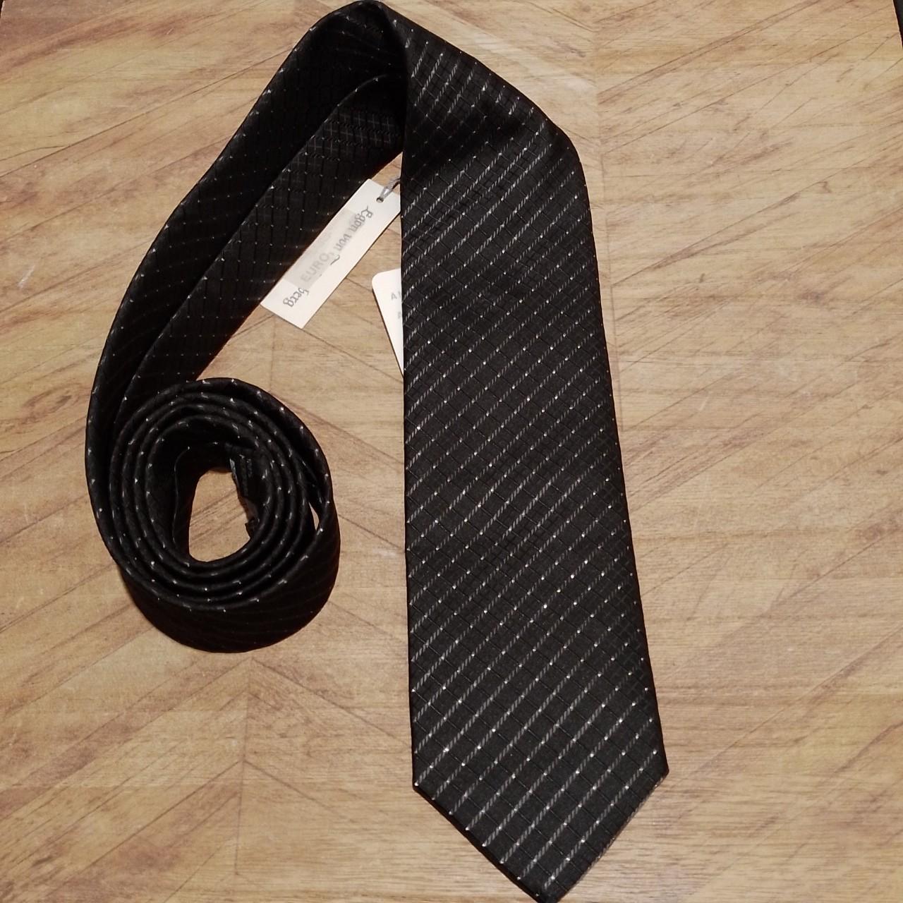 Cravatta Egon Von Furstenberg, colore nero con... - Depop