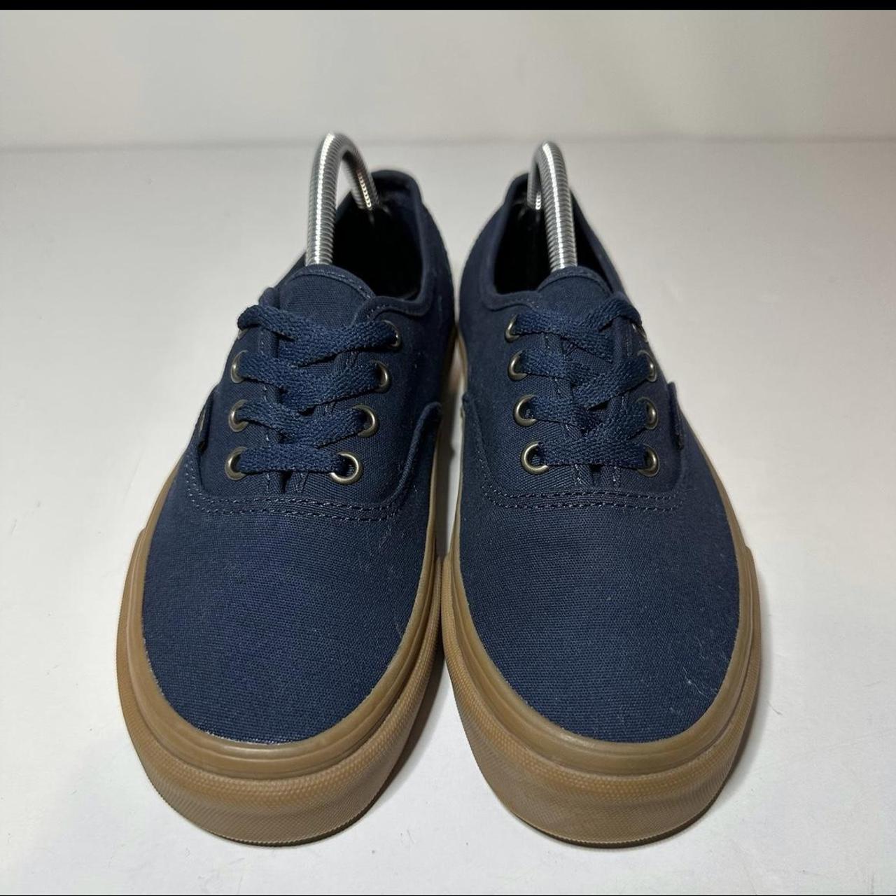 Navy blue vans clearance with gum sole