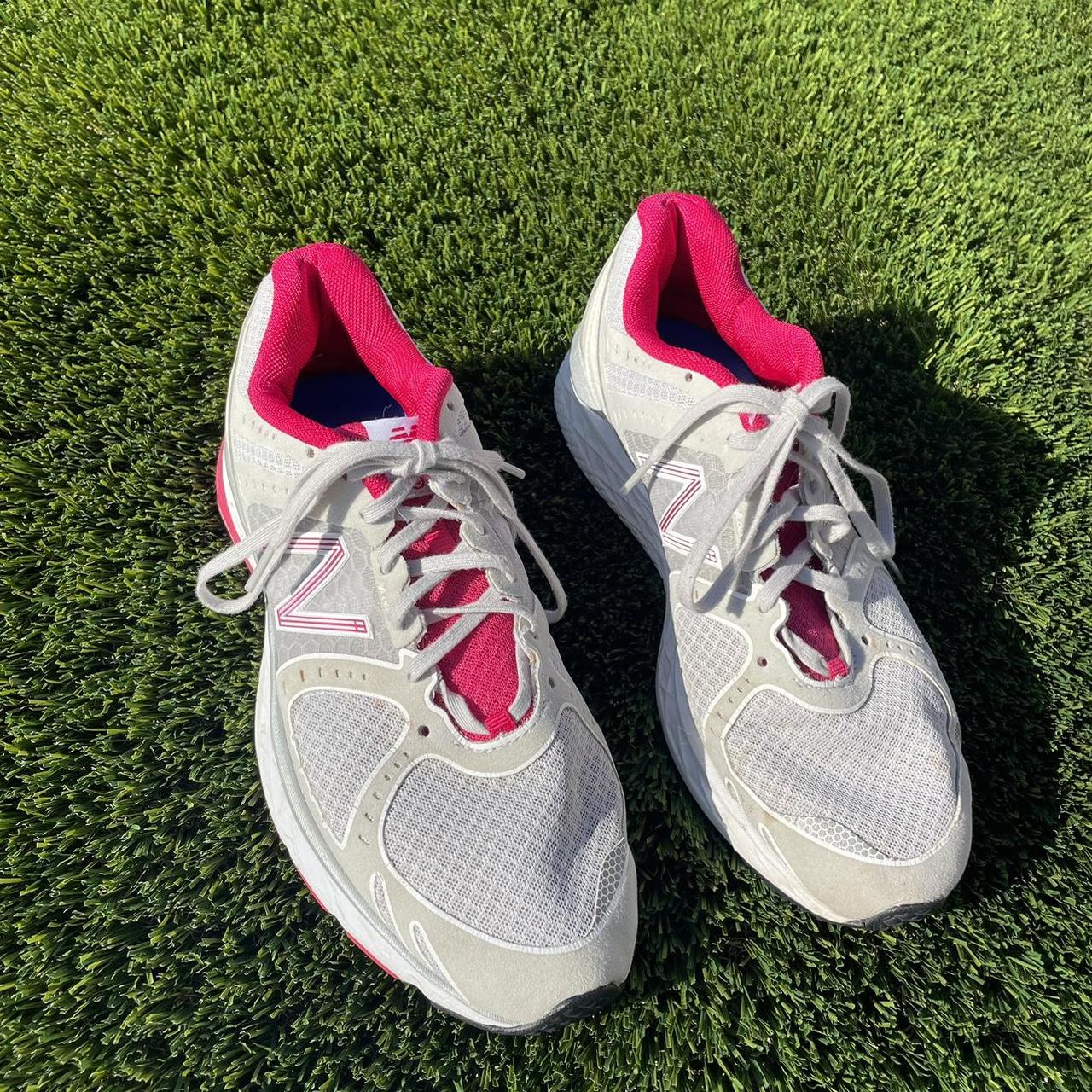 world balance running shoes pink