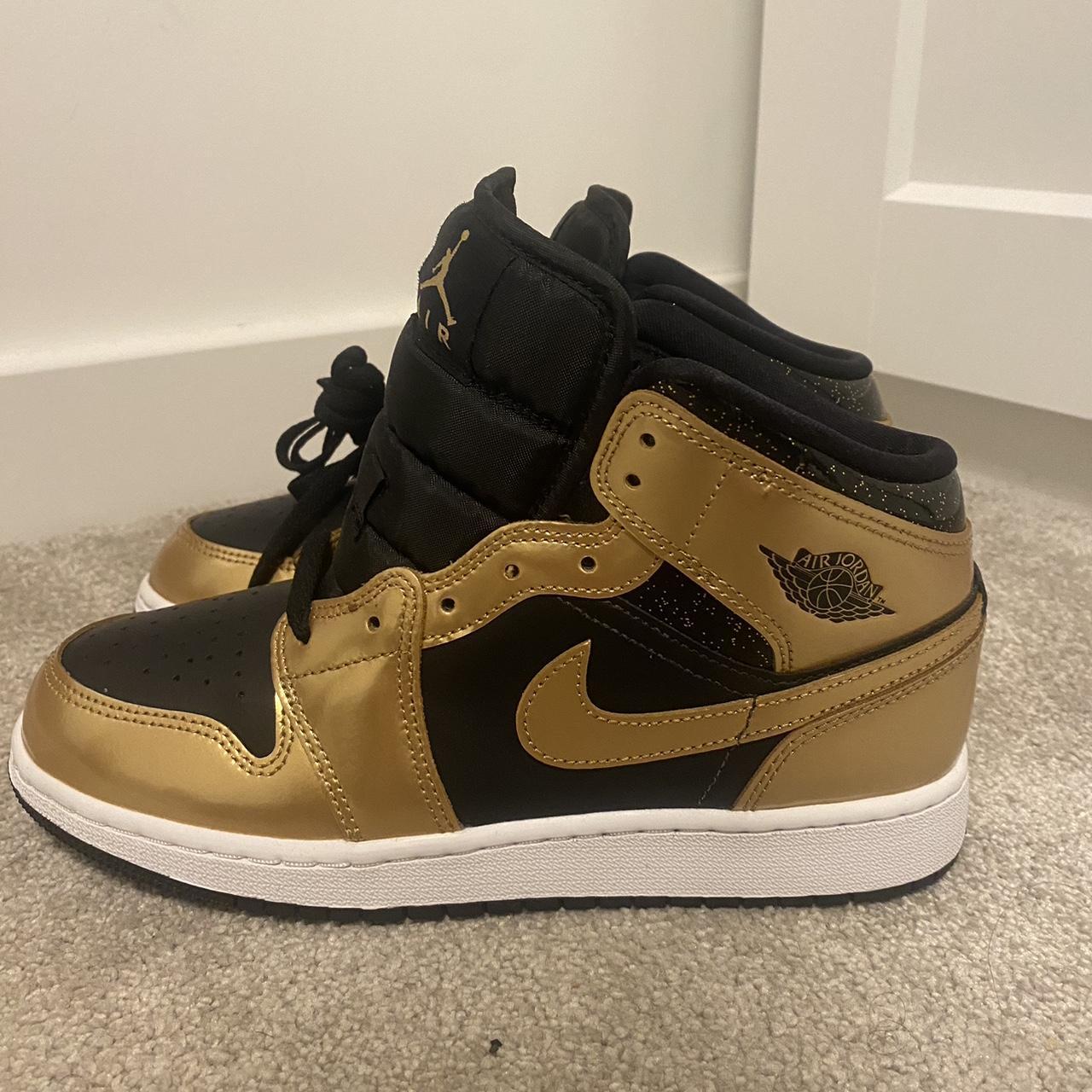 1s gold and black