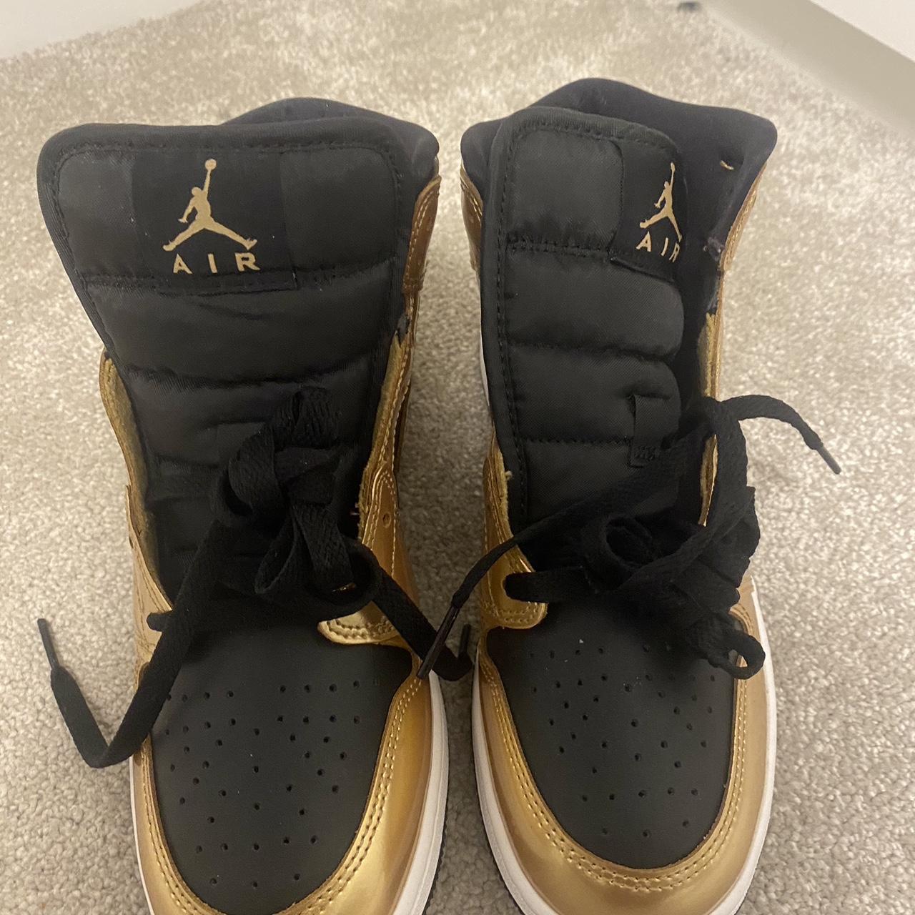 1s gold and black