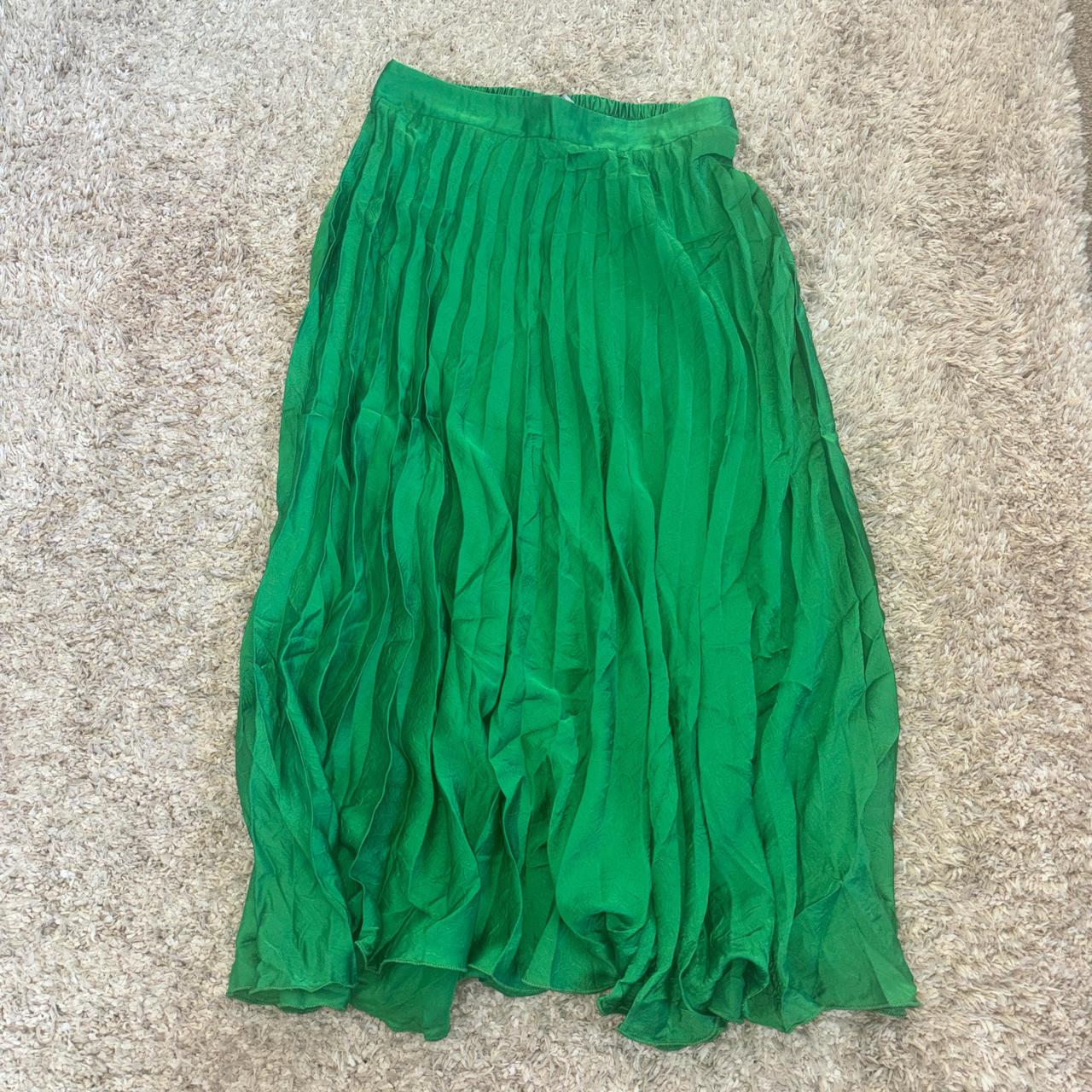 Green pleated skirt. Elasticated waist band. Flows. Depop