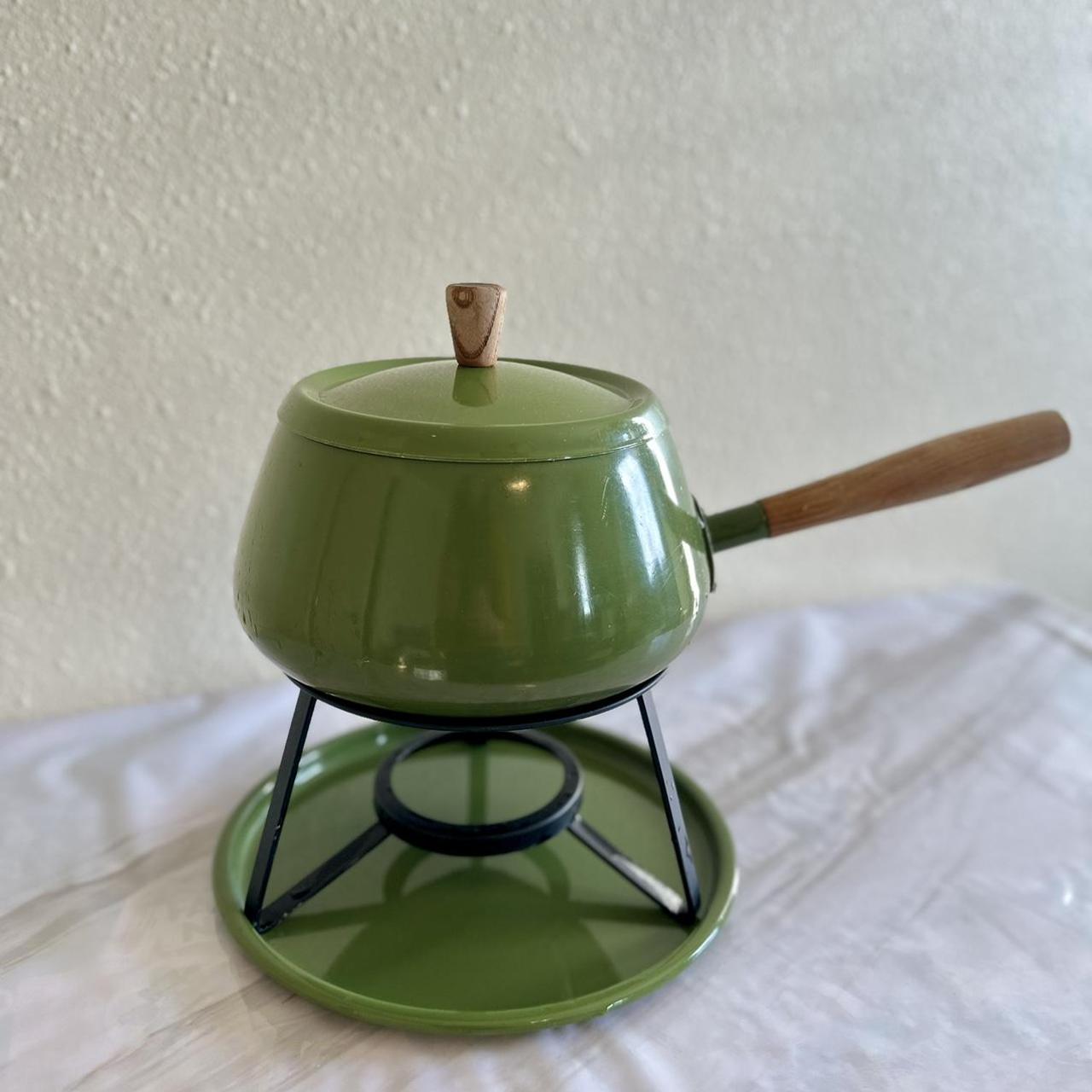 This fondue pot comes with an electric heating base - Depop