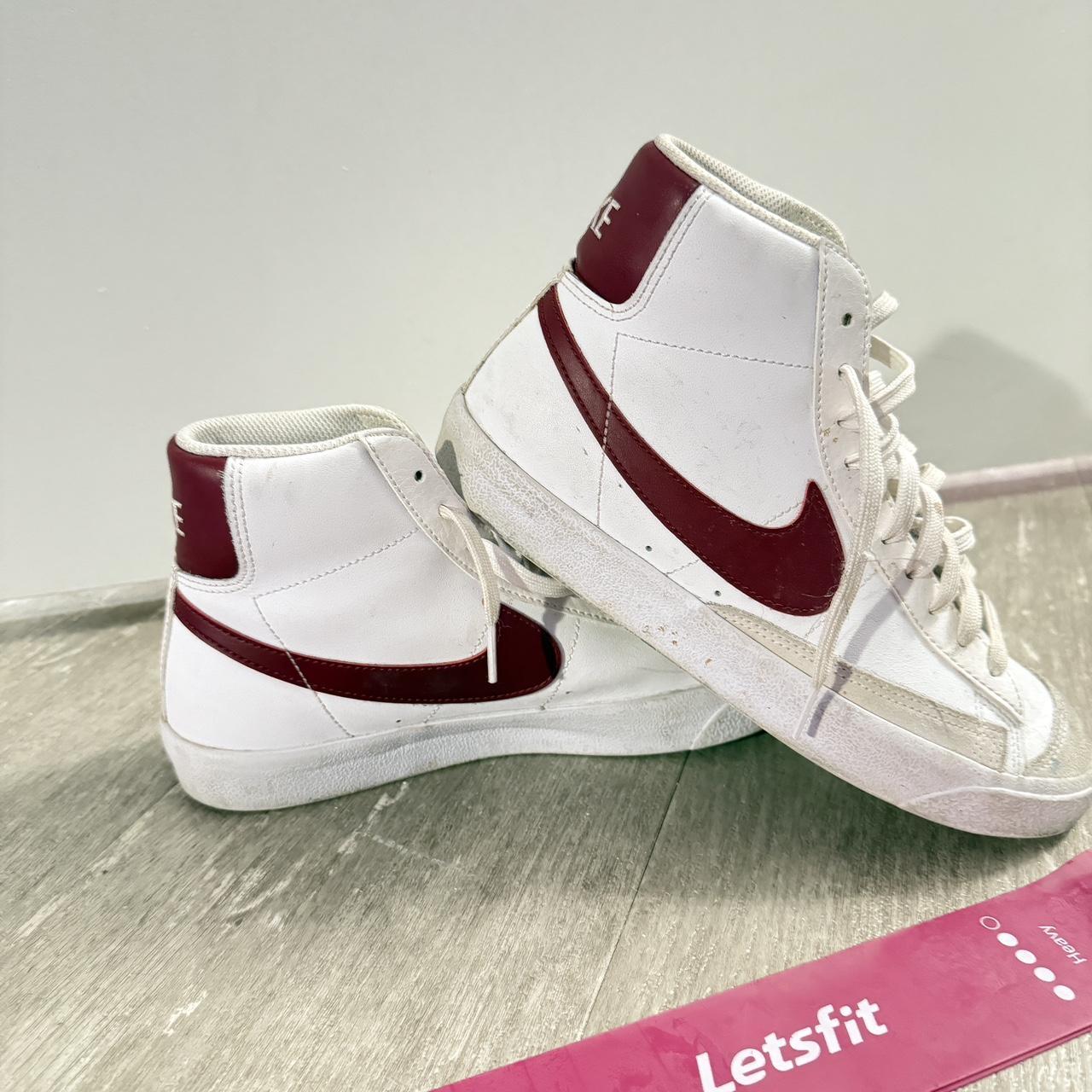 women's burgundy nike tennis shoes