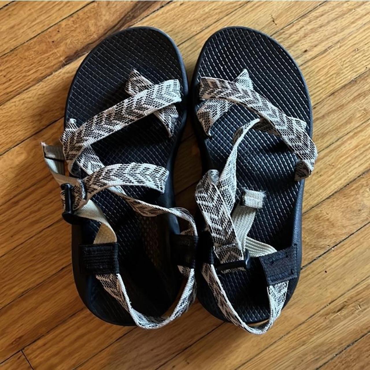 Chacos trine black and on sale white