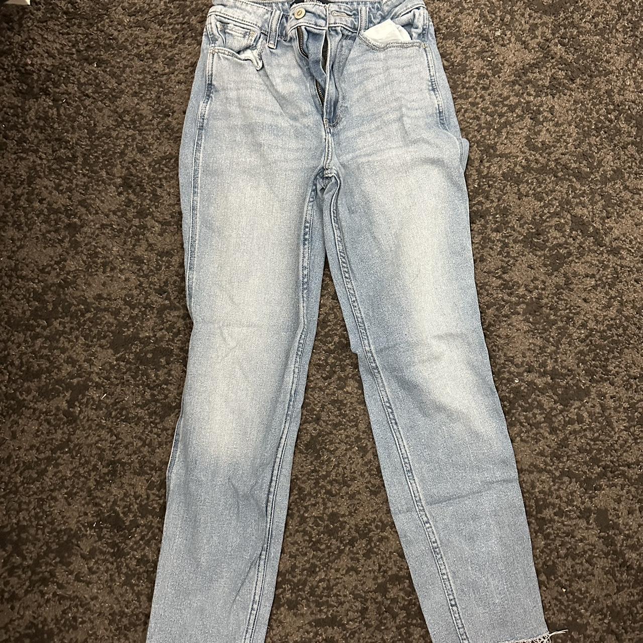 Hollister ultra high rise mom jeans ! Size 24W , L27 - Depop