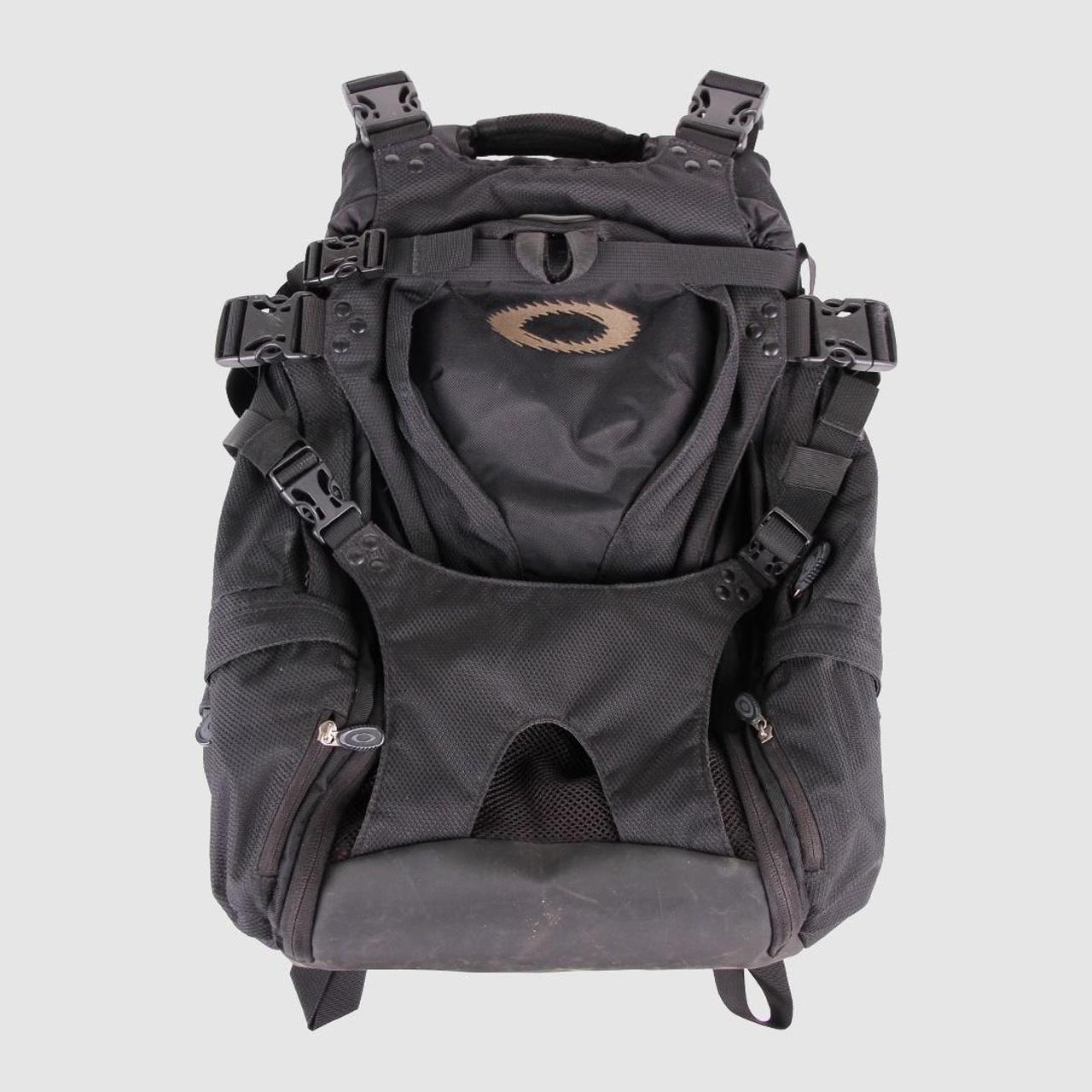 OAKLEY SNOW PACK BACKPACK 2004 BLACK Condition Depop   P0 