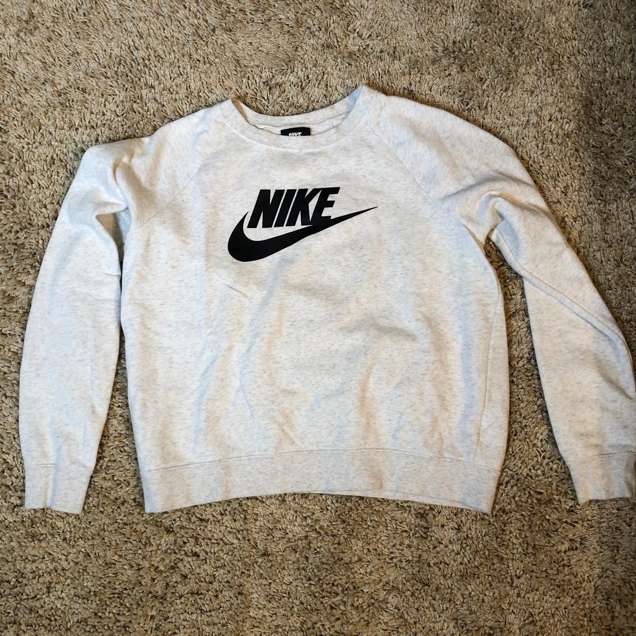 Light gray hotsell nike sweatshirt