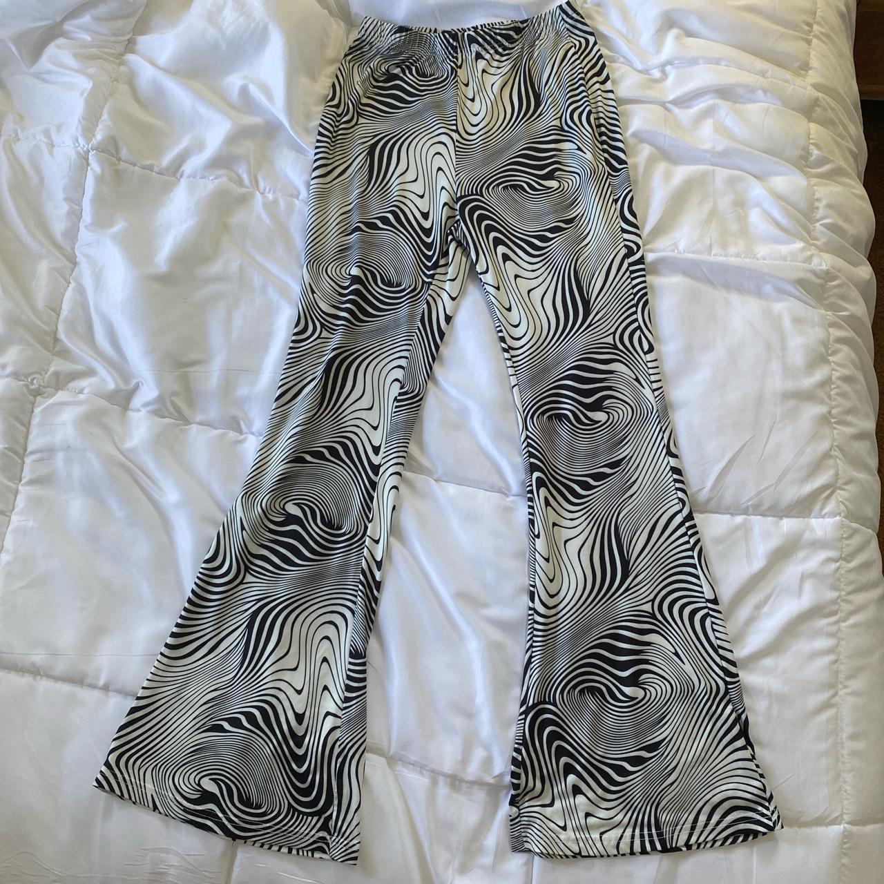 Stretchy pattern pants In excellent condition Free... - Depop