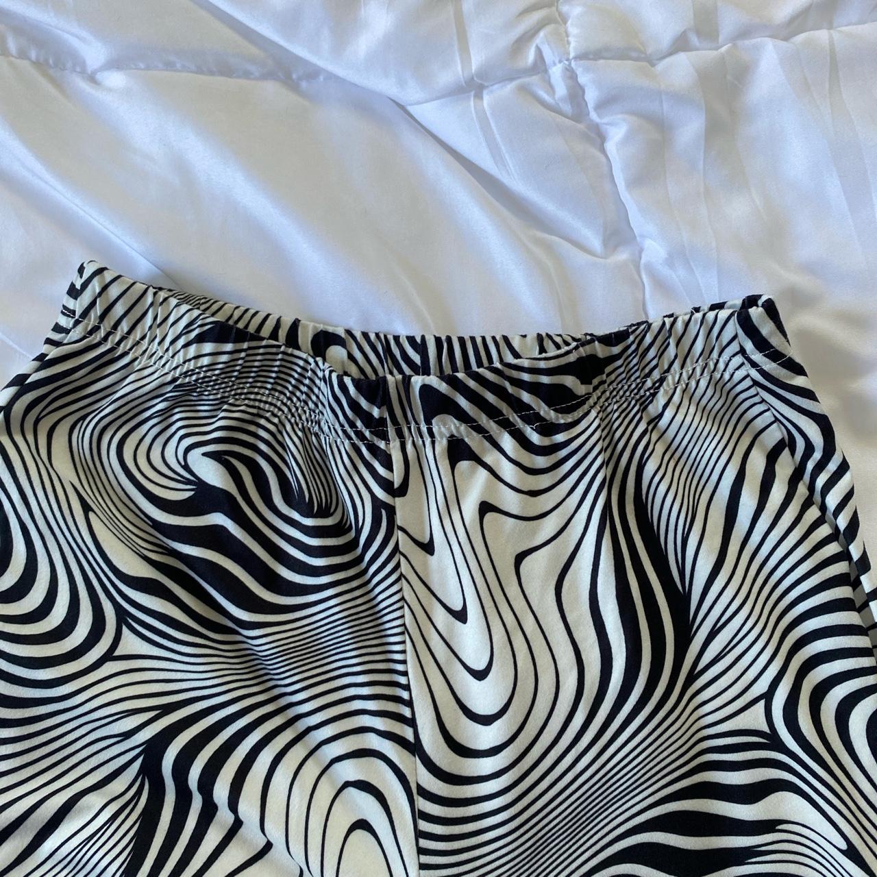 Stretchy pattern pants In excellent condition Free... - Depop