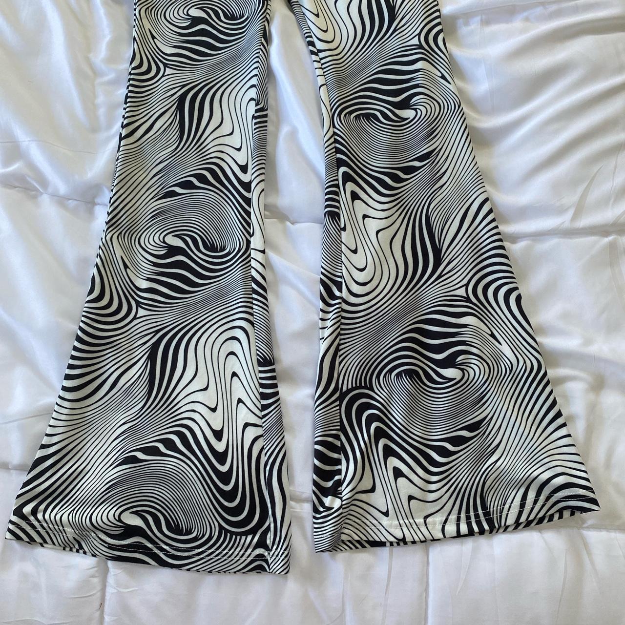 Stretchy pattern pants In excellent condition Free... - Depop