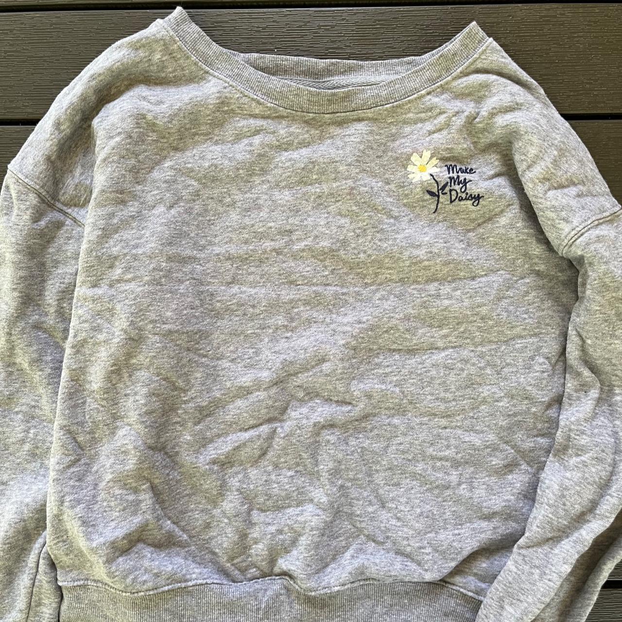 Old Navy embroidered gray make my daisy crewneck