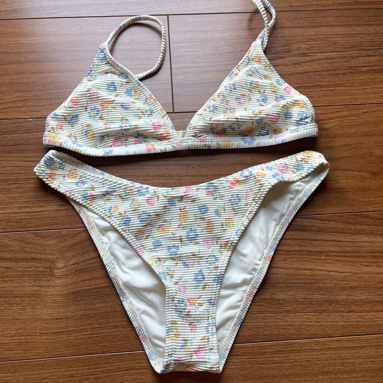 Billabong Bikini Set Both size medium Top style is... - Depop