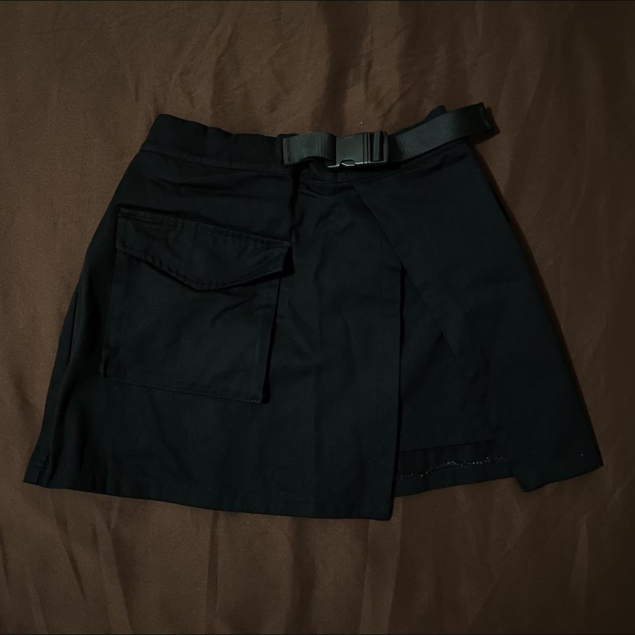 Cargo buckle outlet skirt