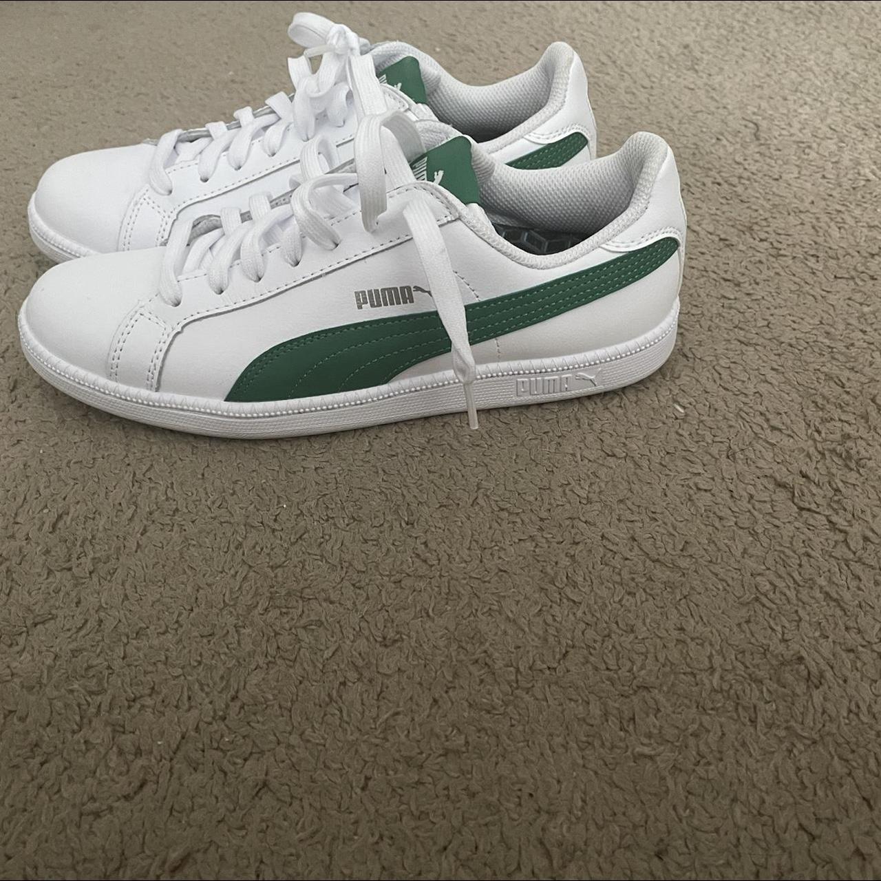 White Pumas with green stripe on side mens 7 women's | Depop