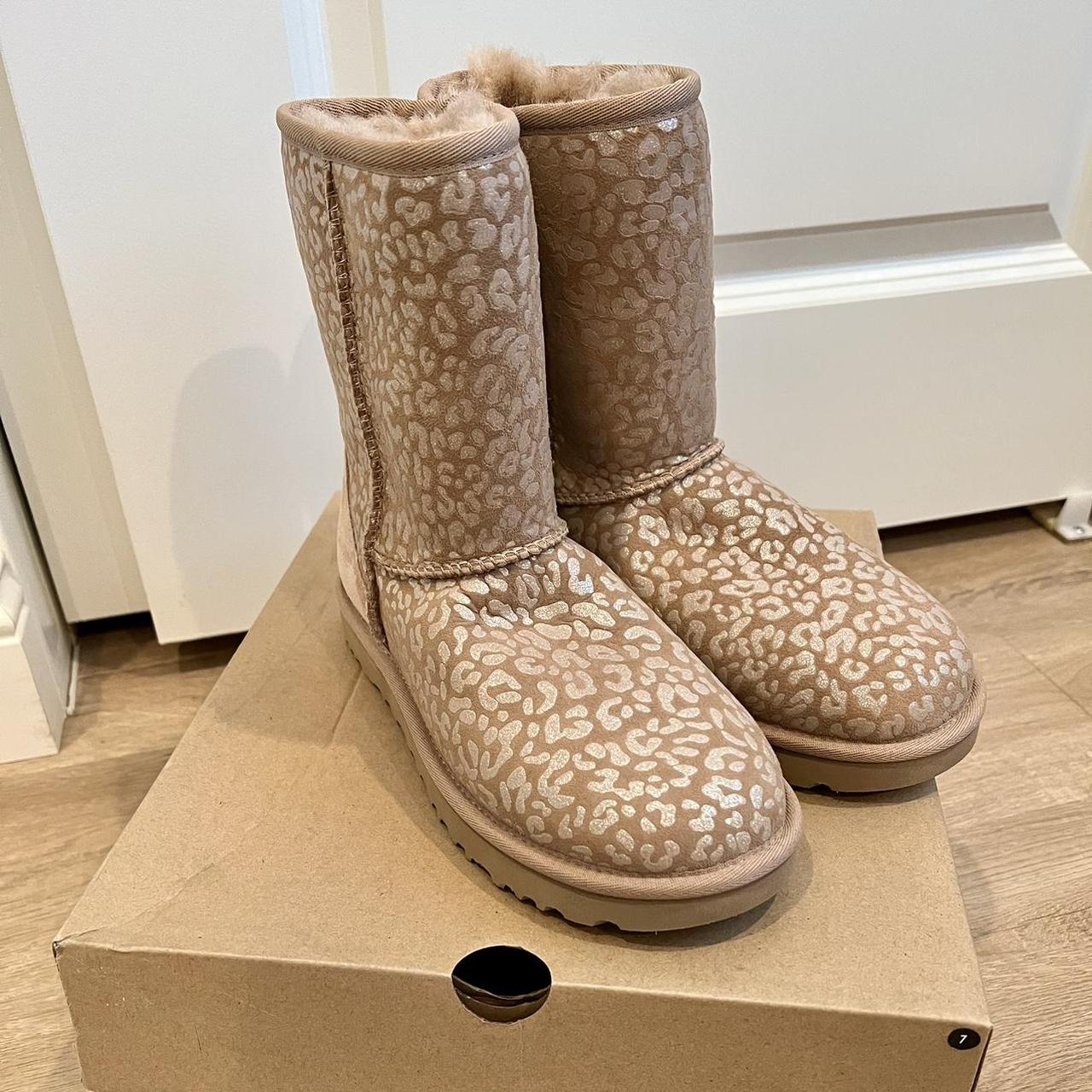 Classic Mini Snow Leopard Amphora - UGG –